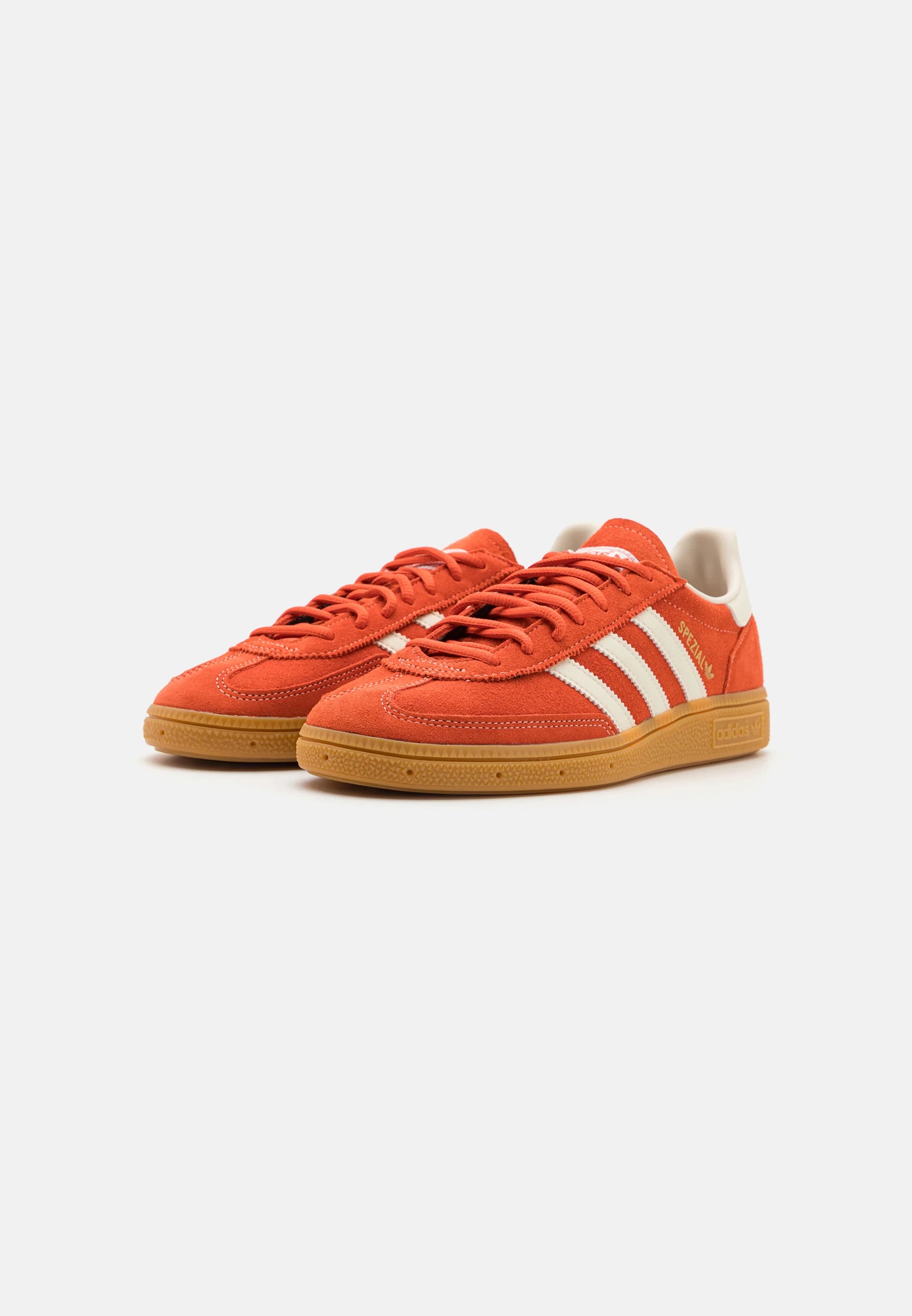 Adidas Handball Spezial Preloved Red
Shop dit næste par Handball Spezial. Disse Handball Spezial, er de perfekte sneaker til enhver lejlighed. Deres elegante design sikre dig en alsidig sneaker. 
set samlet