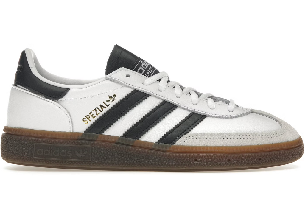 Adidas Handball Spezial White Black Gum
Shop dit næste par Handball Spezial. Disse Handball Spezial, er de perfekte sneaker til enhver lejlighed. Deres elegante design sikre dig en alsidig sneaker. 
Set fra siden