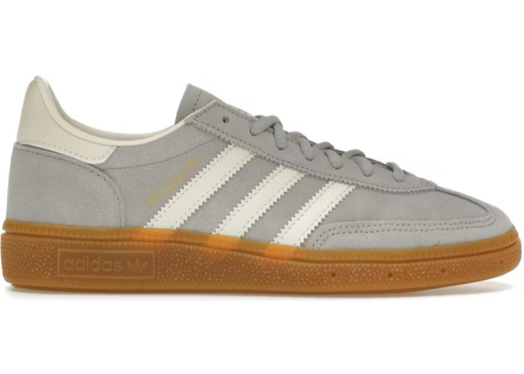 Adidas Handball spezial Cream grey
Den perfekte sneaker, klassisk med et lille pift. Du får her en af de helt klassiske sneakers, med et lille twist. Den sikre et frisk og moderne look. Shop Adidas Handball Spezial idag
set fra siden