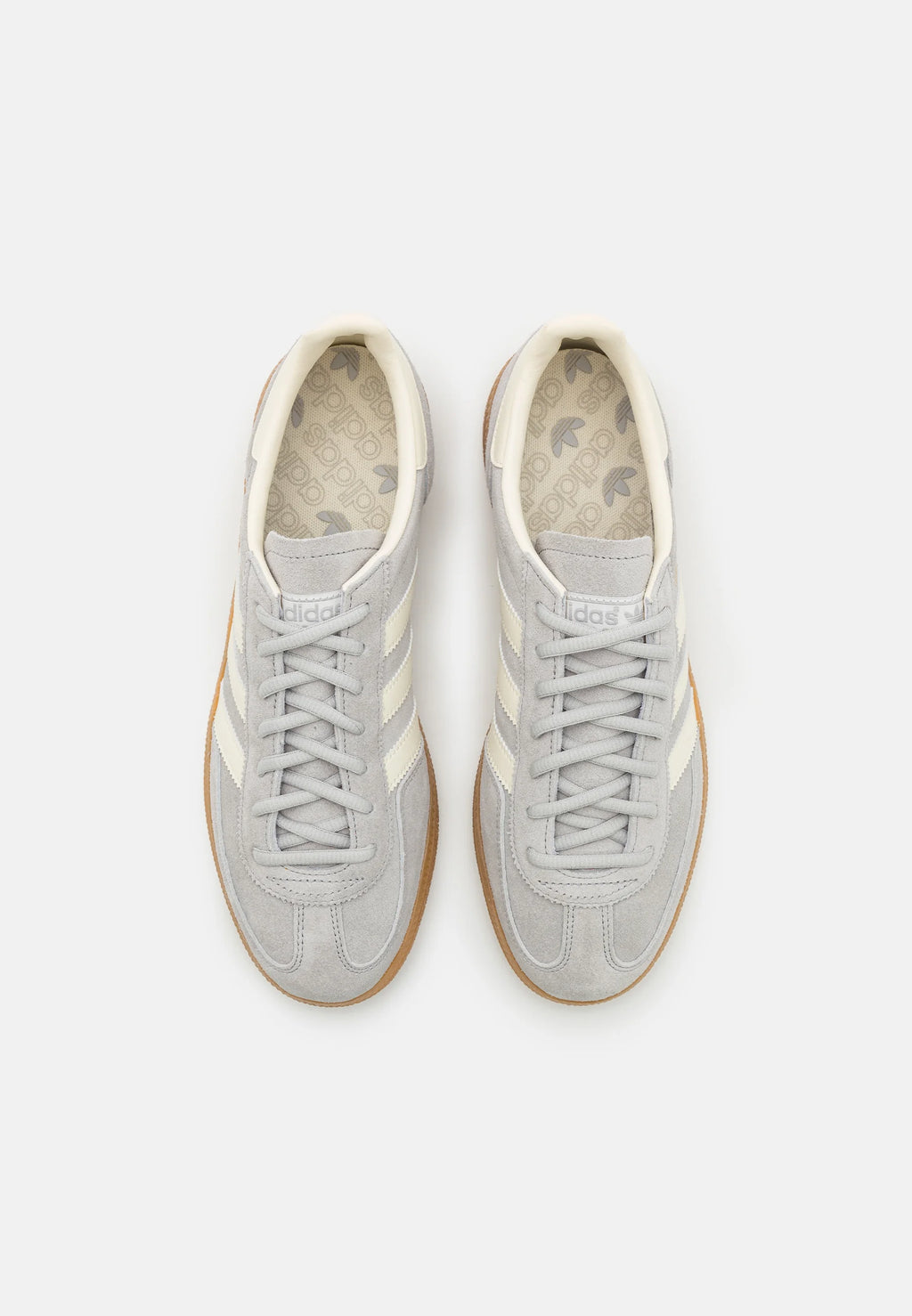 Adidas Handball spezial Cream grey
Den perfekte sneaker, klassisk med et lille pift. Du får her en af de helt klassiske sneakers, med et lille twist. Den sikre et frisk og moderne look. Shop Adidas Handball Spezial idag
set fra toppen