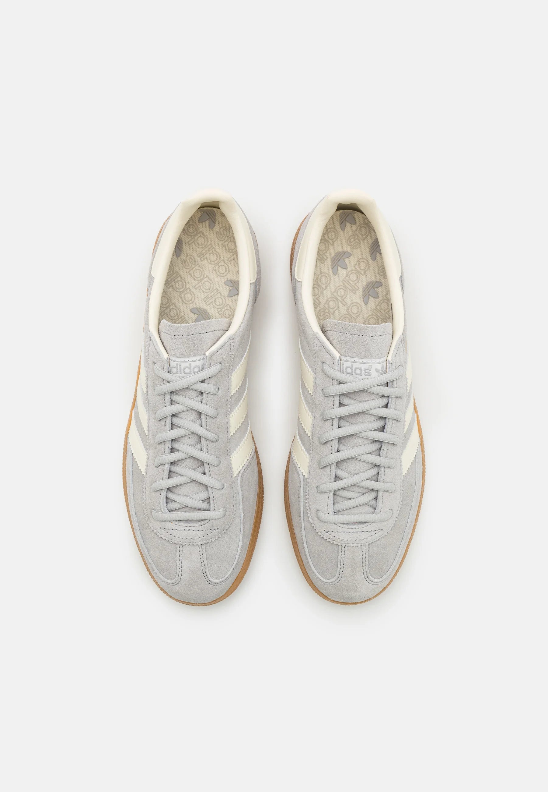 Adidas Handball spezial Cream grey
Den perfekte sneaker, klassisk med et lille pift. Du får her en af de helt klassiske sneakers, med et lille twist. Den sikre et frisk og moderne look. Shop Adidas Handball Spezial idag
set fra toppen