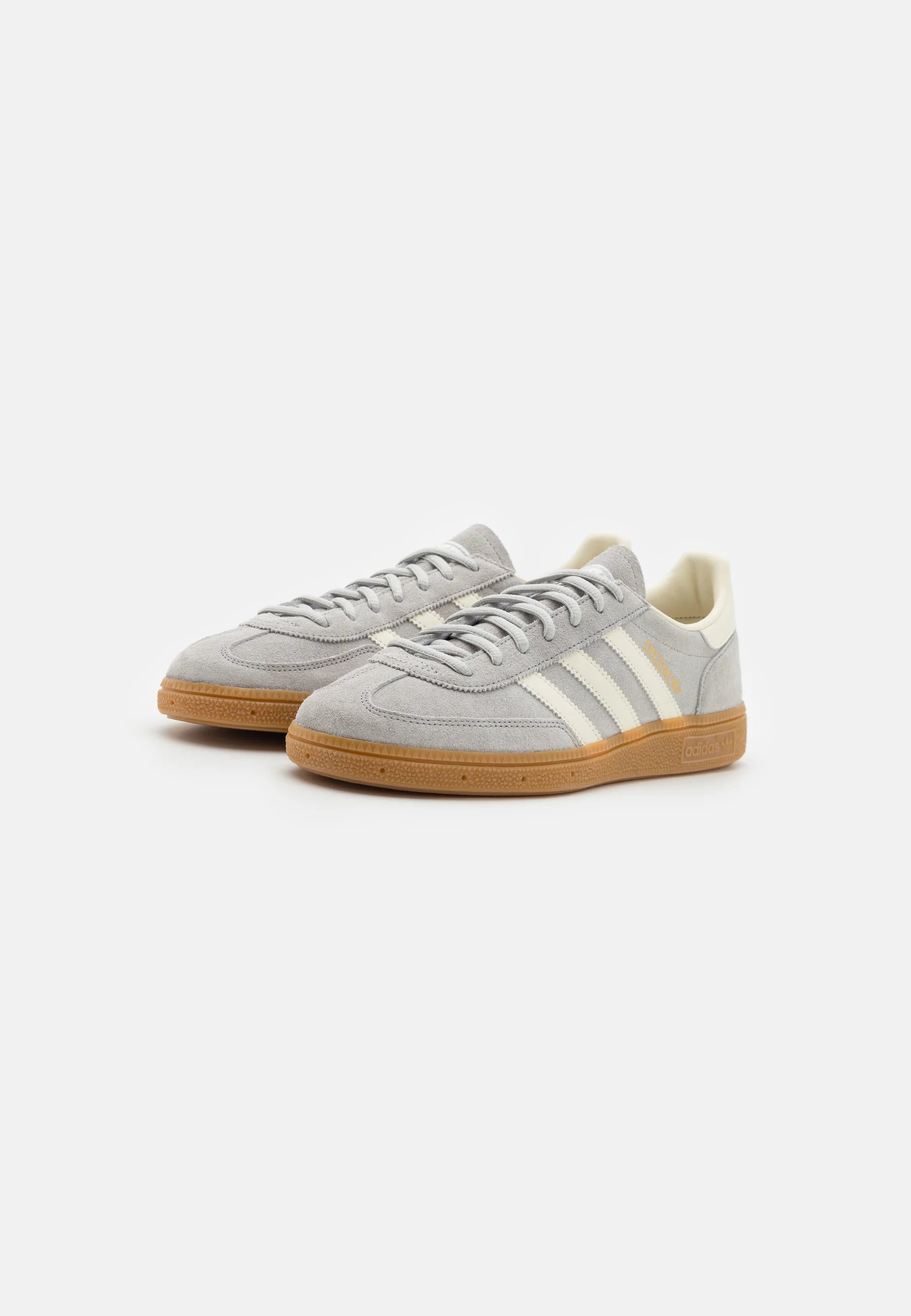Adidas Handball spezial Cream grey
Den perfekte sneaker, klassisk med et lille pift. Du får her en af de helt klassiske sneakers, med et lille twist. Den sikre et frisk og moderne look. Shop Adidas Handball Spezial idag
set fra siden