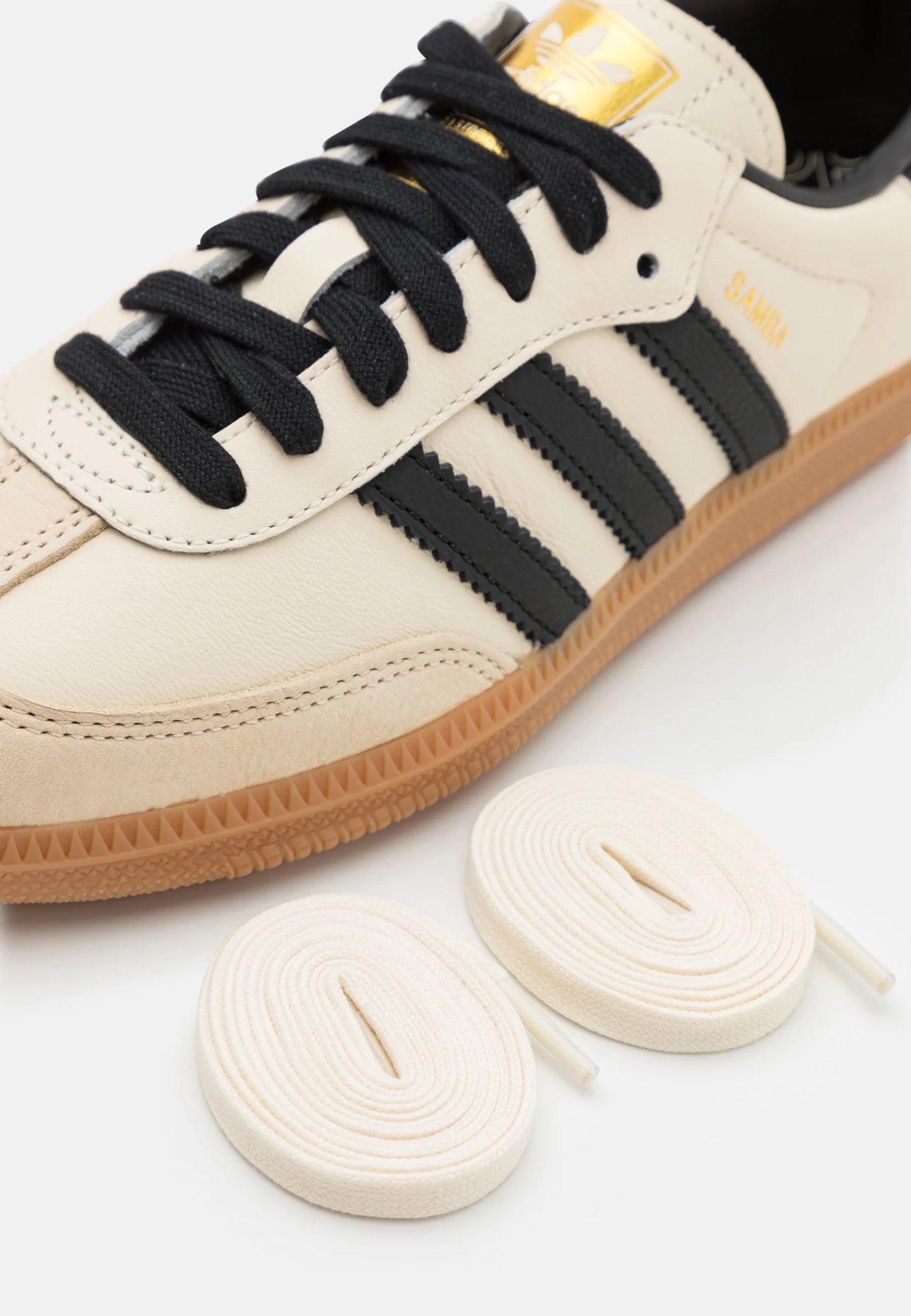 Adidas Samba Og Cream white sand strata 
Gum Shop dit næste par Adidas Samba her hos os. Samba er den perfekte kvalitets sko, med sin yderst gode komfort er det den perfekte sneaker til alle. Køb dem lige her
ekstra snørebånd 