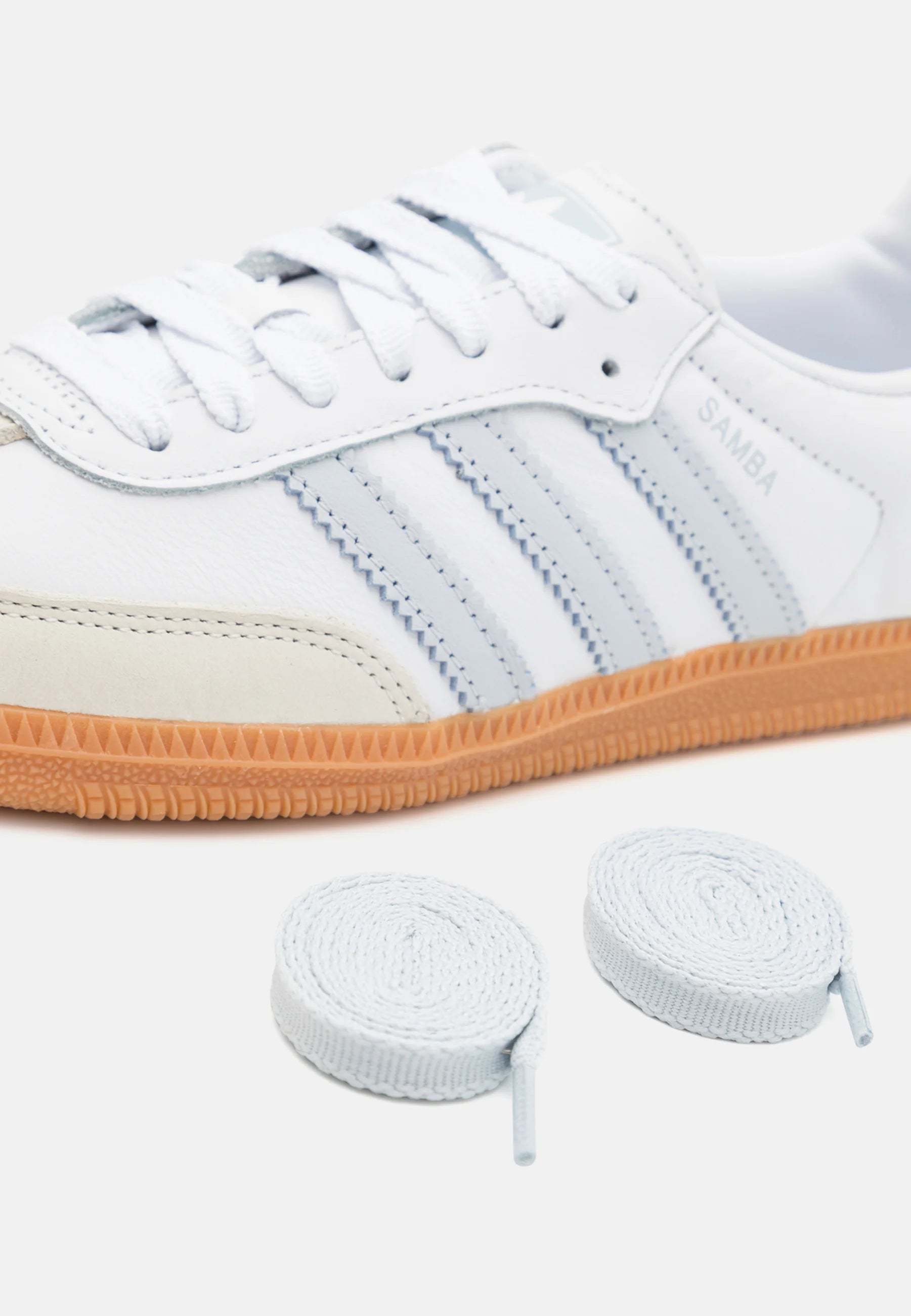 Adidas Samba Og Halo blue 
Shop dit næste par Adidas Samba her hos os. Samba er den perfekte kvalitets sko, med sin yderst gode komfort er det den perfekte sneaker til alle. Køb dem lige her
Set med ekstra snørebånd 