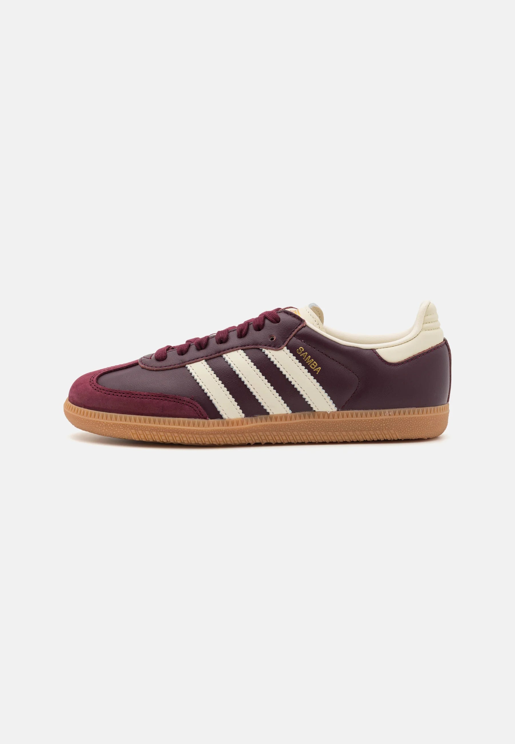 Adidas Samba og Maroon Gold.
Den perfekte sneaker fra Adidas, i sin lækre farve er den garanteret til at få dig til at skille sig ud. Køb denne Samba model allerede idag. 
Set fra siden