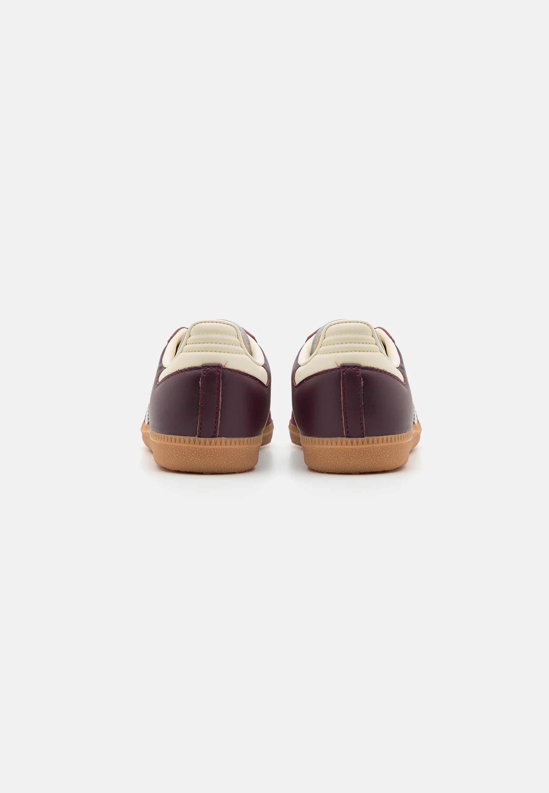 Adidas Samba og Maroon Gold.
Den perfekte sneaker fra Adidas, i sin lækre farve er den garanteret til at få dig til at skille sig ud. Køb denne Samba model allerede idag. 
set bagfra 