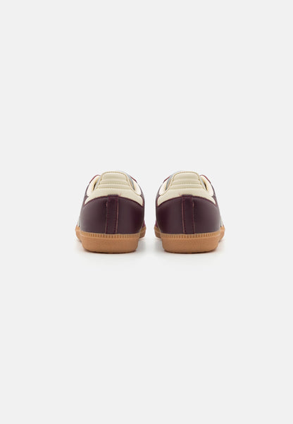 Adidas Samba og Maroon Gold.
Den perfekte sneaker fra Adidas, i sin lækre farve er den garanteret til at få dig til at skille sig ud. Køb denne Samba model allerede idag. 
set bagfra 