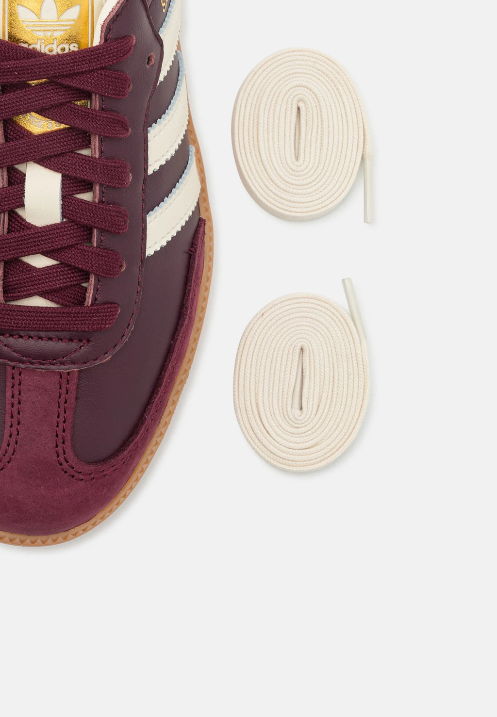 Adidas Samba og Maroon Gold.
Den perfekte sneaker fra Adidas, i sin lækre farve er den garanteret til at få dig til at skille sig ud. Køb denne Samba model allerede idag. 
set med ekstra snørrebånd 