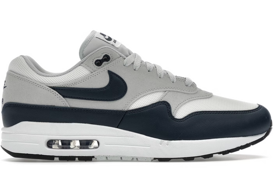 Nike Air Max 1 light army 
De perfekte Air max 1 fra Nike af. Disse sneakers går godt til de fleste outfits. De er sikrede at få dig til at skille dig ud. Perfekte Sneakers til enhver lejlighed.
set fra siden