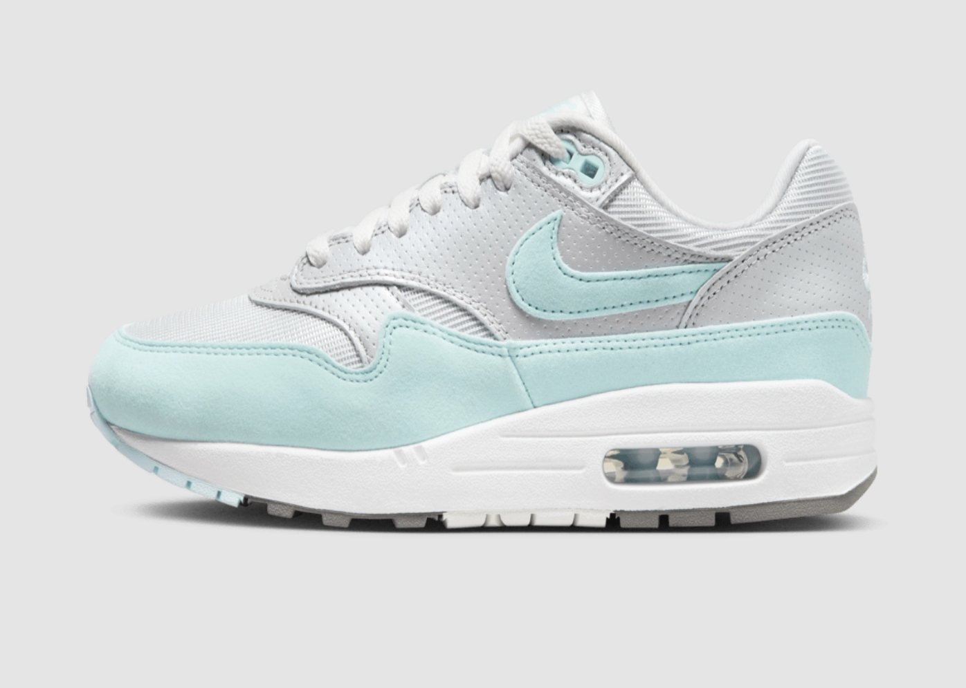 Nike Air Max 1 '87 Blue Metallic Platinum – en eksklusiv sneaker fra Nike med Air Max-dæmpning og et stilrent design. Perfekt til både streetwear og hverdagsbrug.