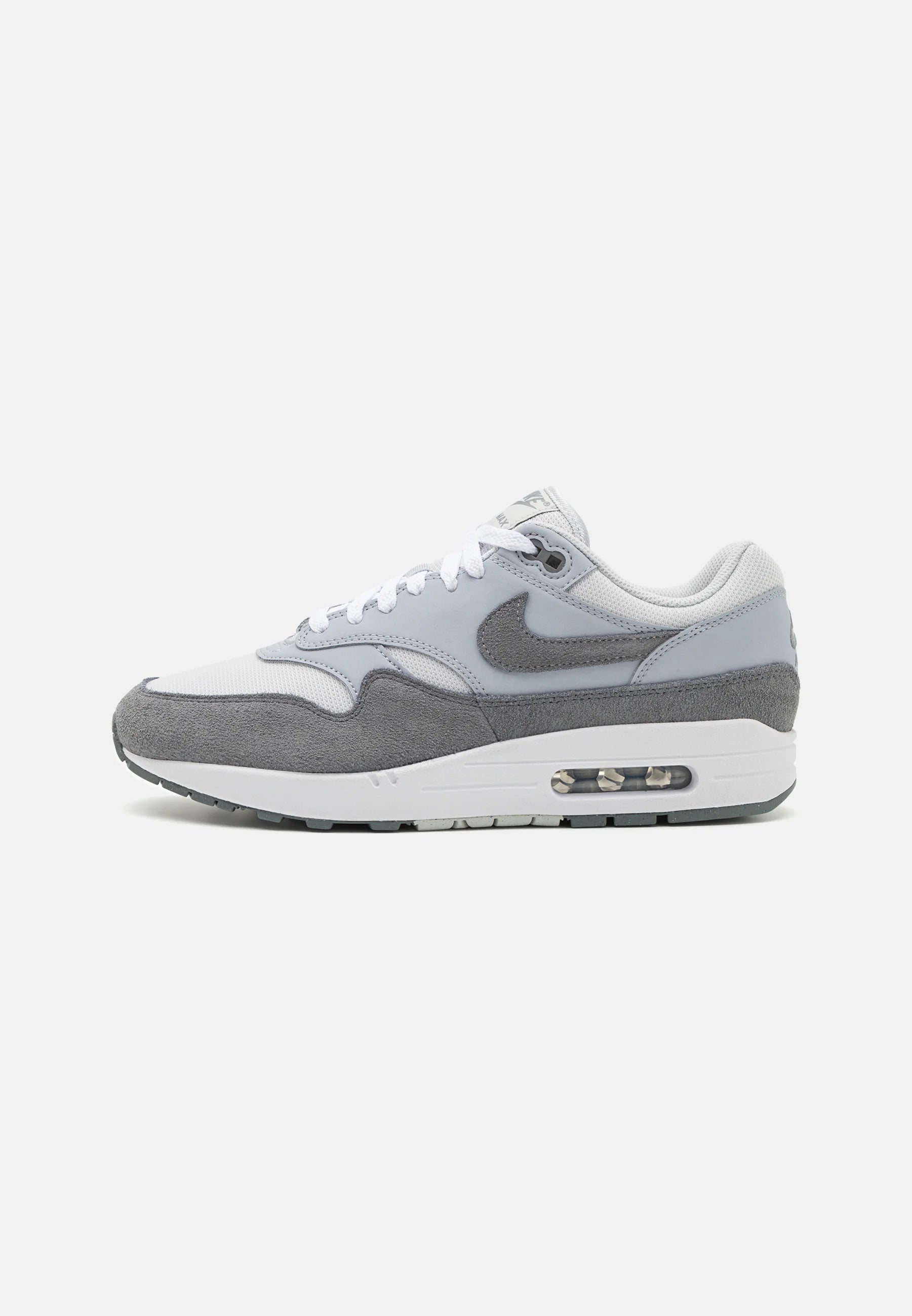 Nike Air Max 1 '87 Photon Dust Wolf Grey
De perfekte Air max 1 fra Nike af. Disse sneakers går godt til de fleste outfits. De er sikrede at få dig til at skille dig ud. Perfekte Sneakers til enhver lejlighed.
set fra siden