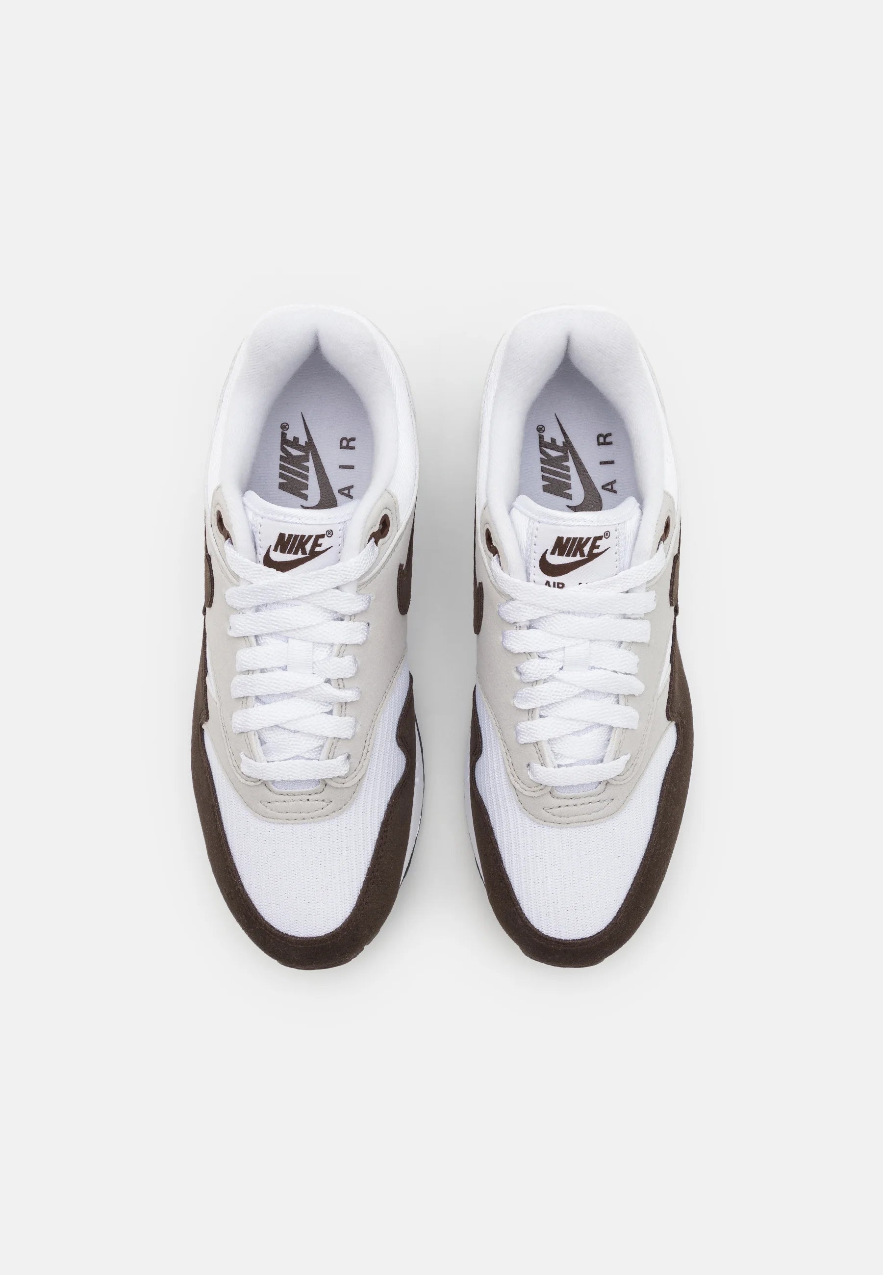Nike_Air_Max_1_Baroque Brown 
De perfekte Air max 1 fra Nike af. Disse sneakers går godt til de fleste outfits. De er sikrede at få dig til at skille dig ud. Perfekte Sneakers til enhver lejlighed
set fra toppen