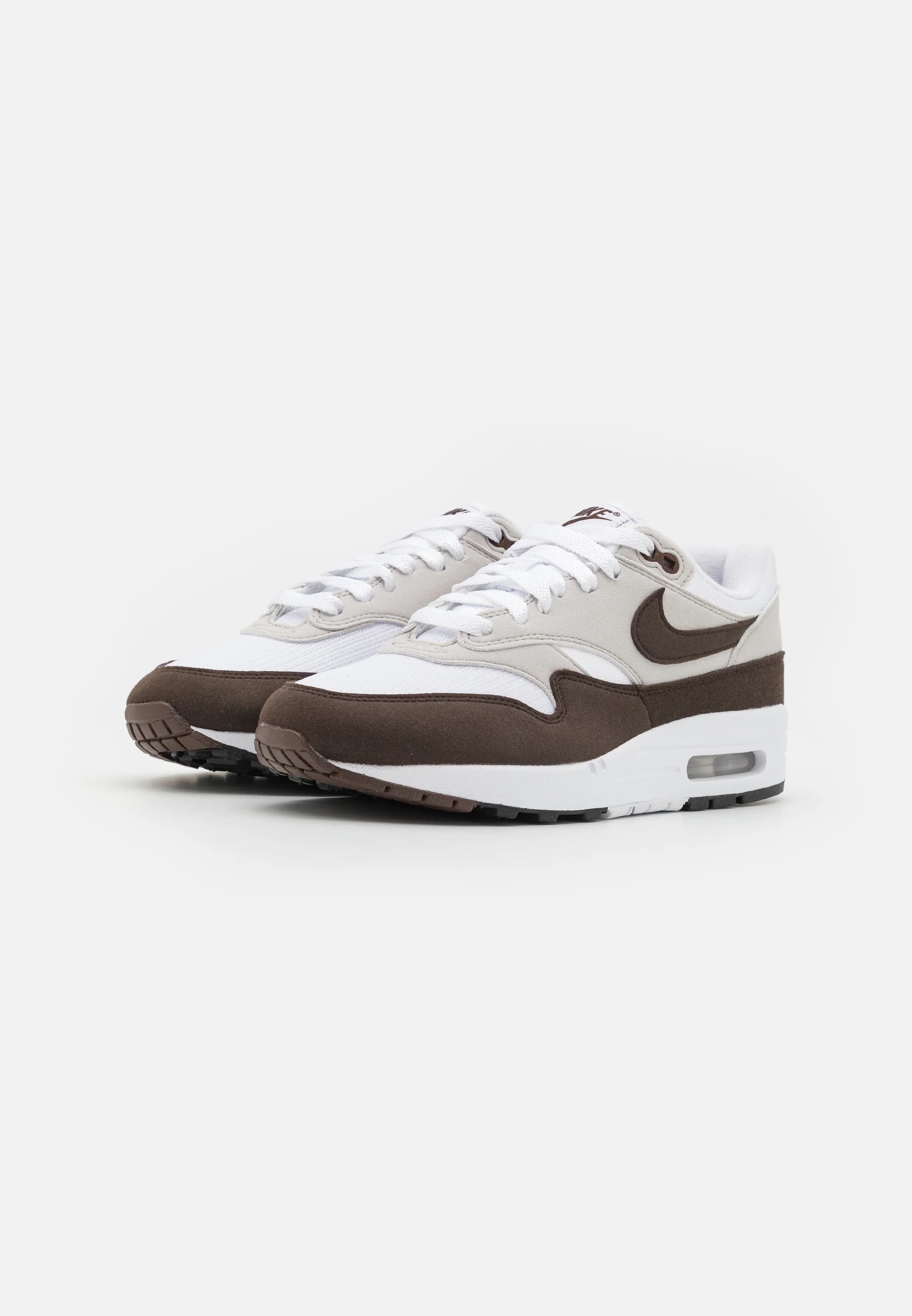 Nike_Air_Max_1_Baroque Brown 
De perfekte Air max 1 fra Nike af. Disse sneakers går godt til de fleste outfits. De er sikrede at få dig til at skille dig ud. Perfekte Sneakers til enhver lejlighed
set fra siden