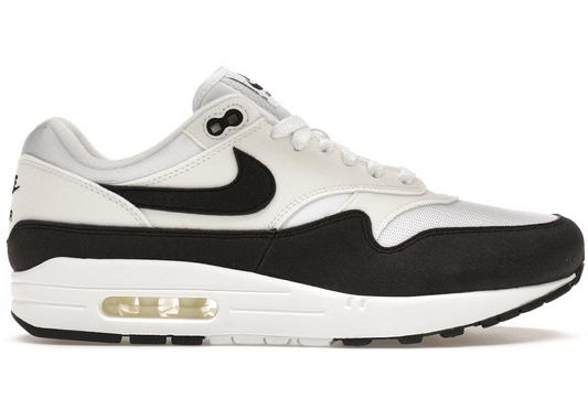 Nike Air Max 1 Black white neutral grey De perfekte Air max 1 fra Nike af. Disse sneakers går godt til de fleste outfits. De er sikrede at få dig til at skille dig ud. Perfekte Sneakers til enhver 
set fra fronten