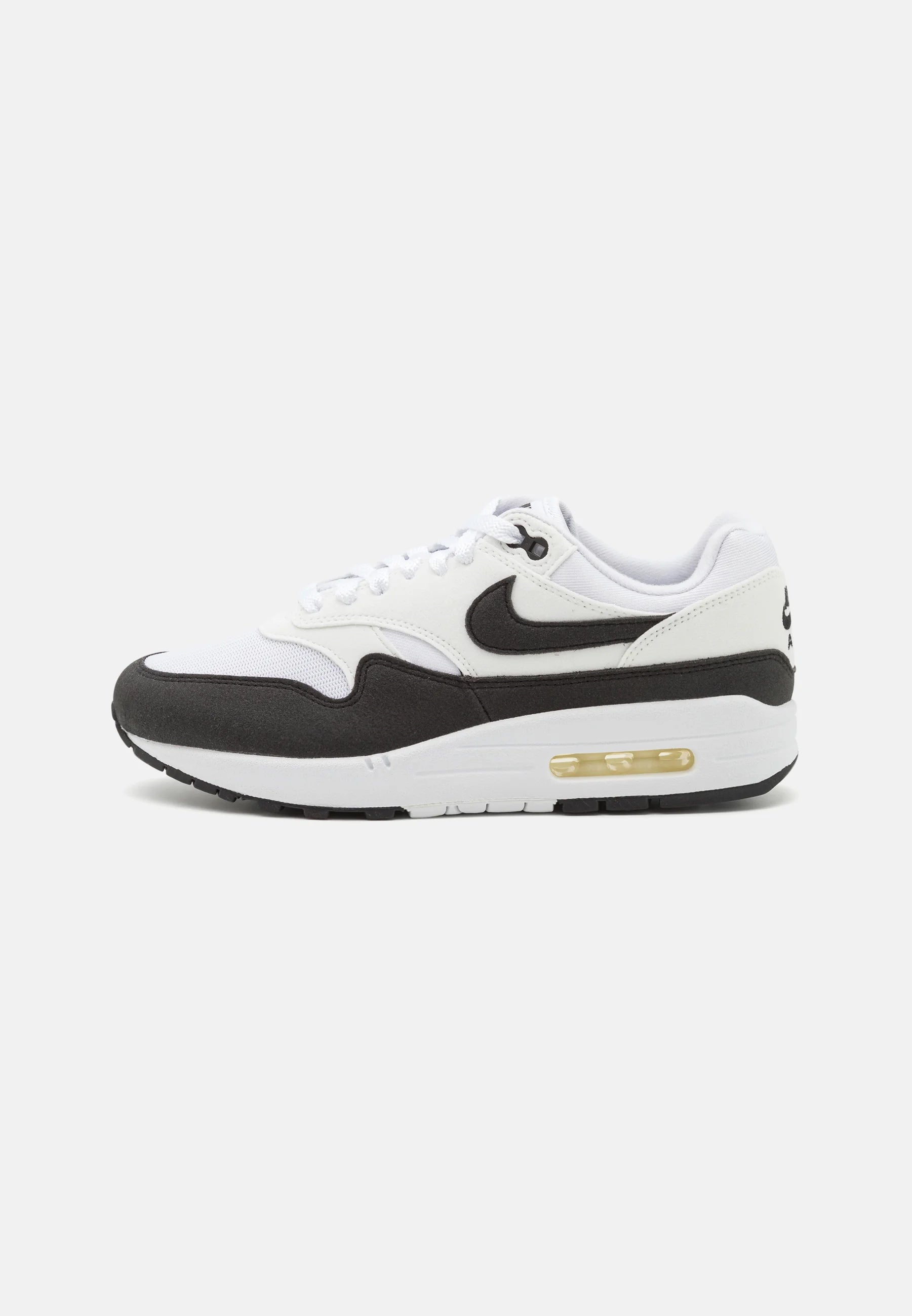 Nike Air Max 1 Black white neutral grey De perfekte Air max 1 fra Nike af. Disse sneakers går godt til de fleste outfits. De er sikrede at få dig til at skille dig ud. Perfekte Sneakers til enhver 
Set fra fronten