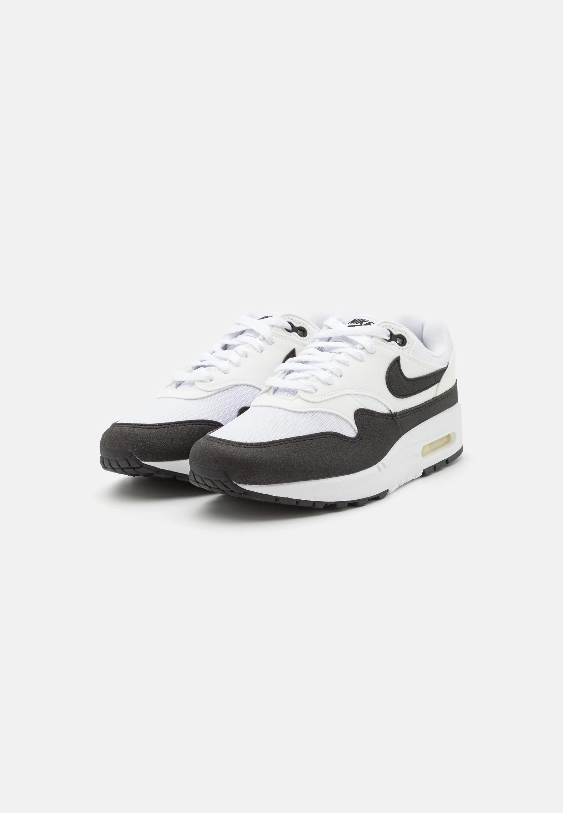Nike Air Max 1 Black white neutral grey De perfekte Air max 1 fra Nike af. Disse sneakers går godt til de fleste outfits. De er sikrede at få dig til at skille dig ud. Perfekte Sneakers til enhver 
Set fra samlet