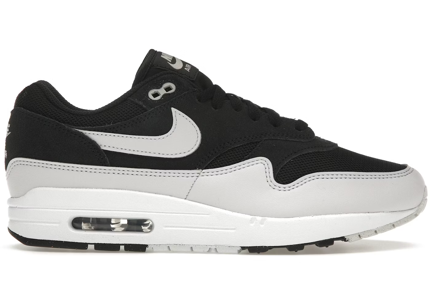 Nike Air Max 1 Essential Off Noir Vast Grey. Den perfekte stilrene sneaker til foråret, shop denne billige sneaker direkte hos os idag. 
Set fra siden 