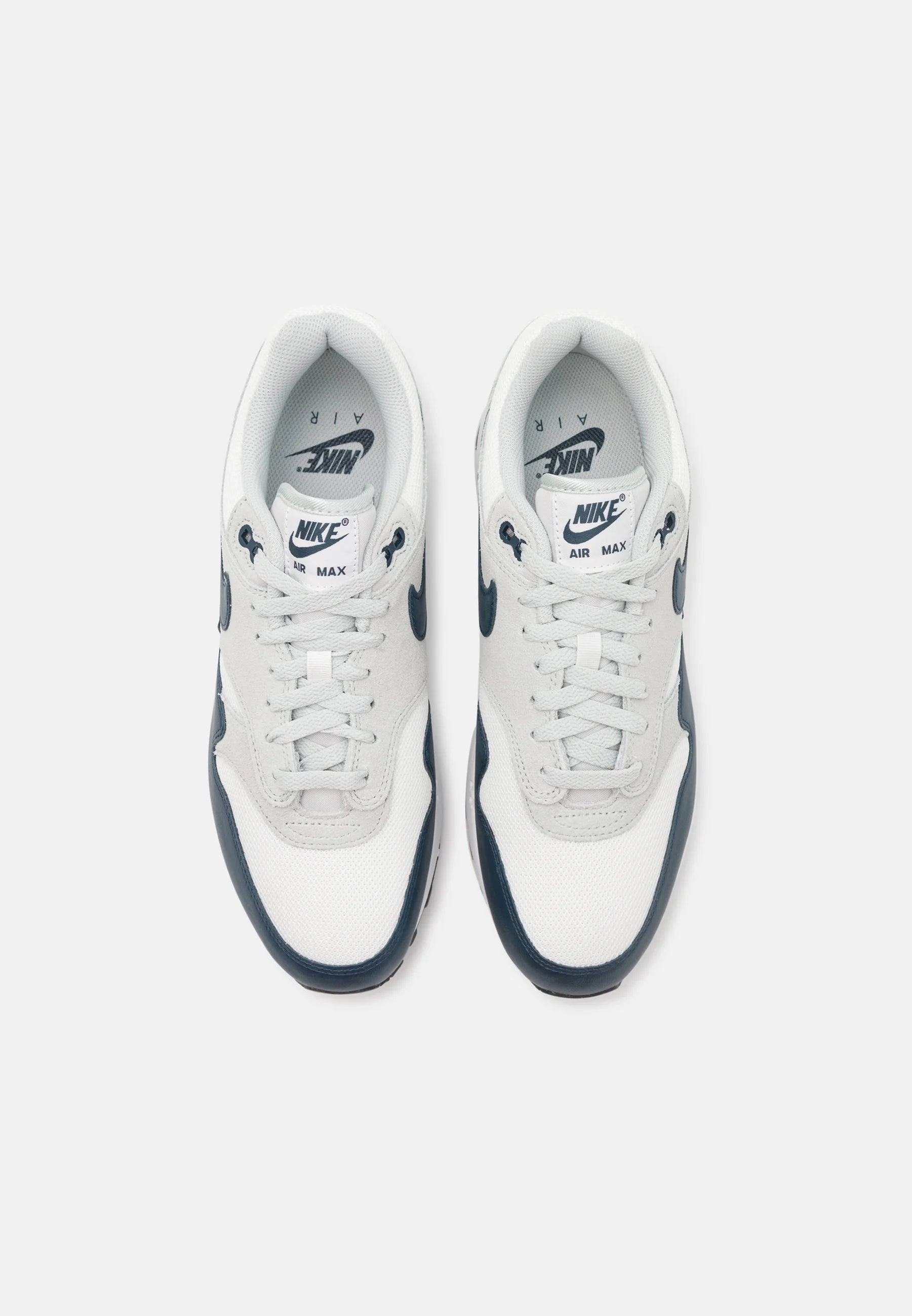 Nike Air Max 1 light army 
De perfekte Air max 1 fra Nike af. Disse sneakers går godt til de fleste outfits. De er sikrede at få dig til at skille dig ud. Perfekte Sneakers til enhver 
set fra toppen