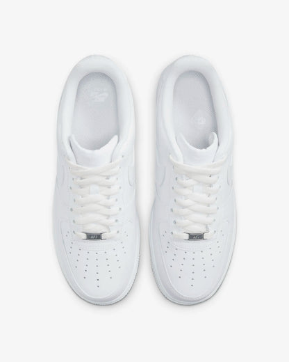 Nike Air force 1 
En tidsløs klassiker. Sneakeren alle kender. Denne sneaker med sin bløde gummi sål er det perfekte valg til en hver Nike elsker. 
set fra oven