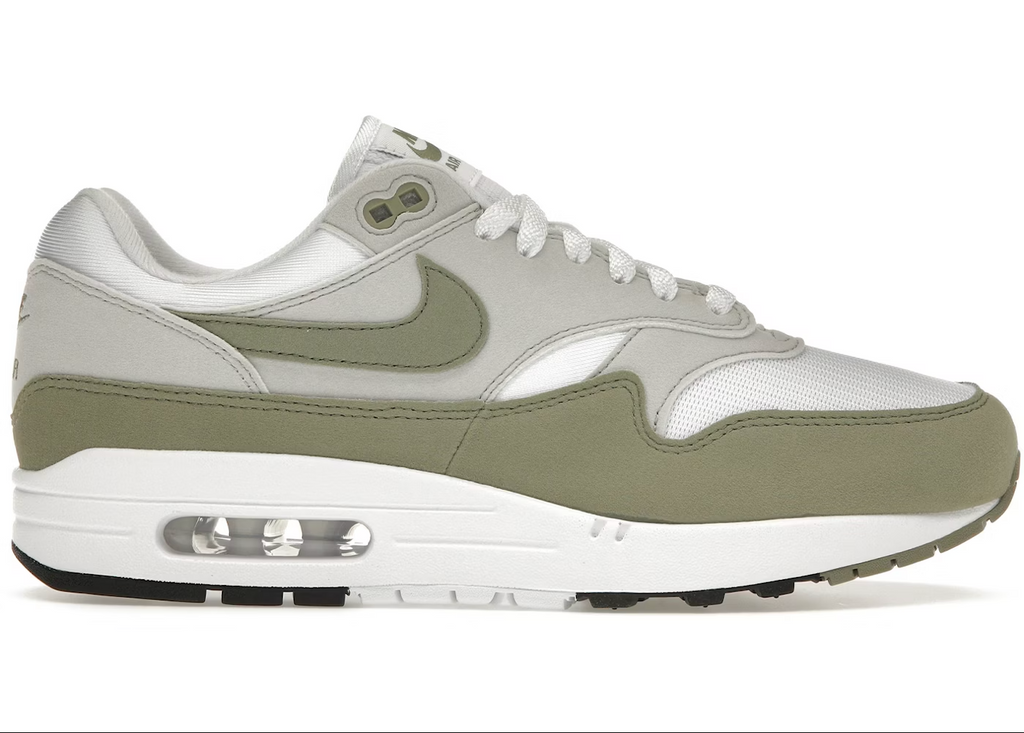 Nike Air max 1 light army green 
De perfekte Air max 1 fra Nike af. Disse sneakers går godt til de fleste outfits. De er sikrede at få dig til at skille dig ud. Perfekte Sneakers til enhver lejlighed
set fra siden