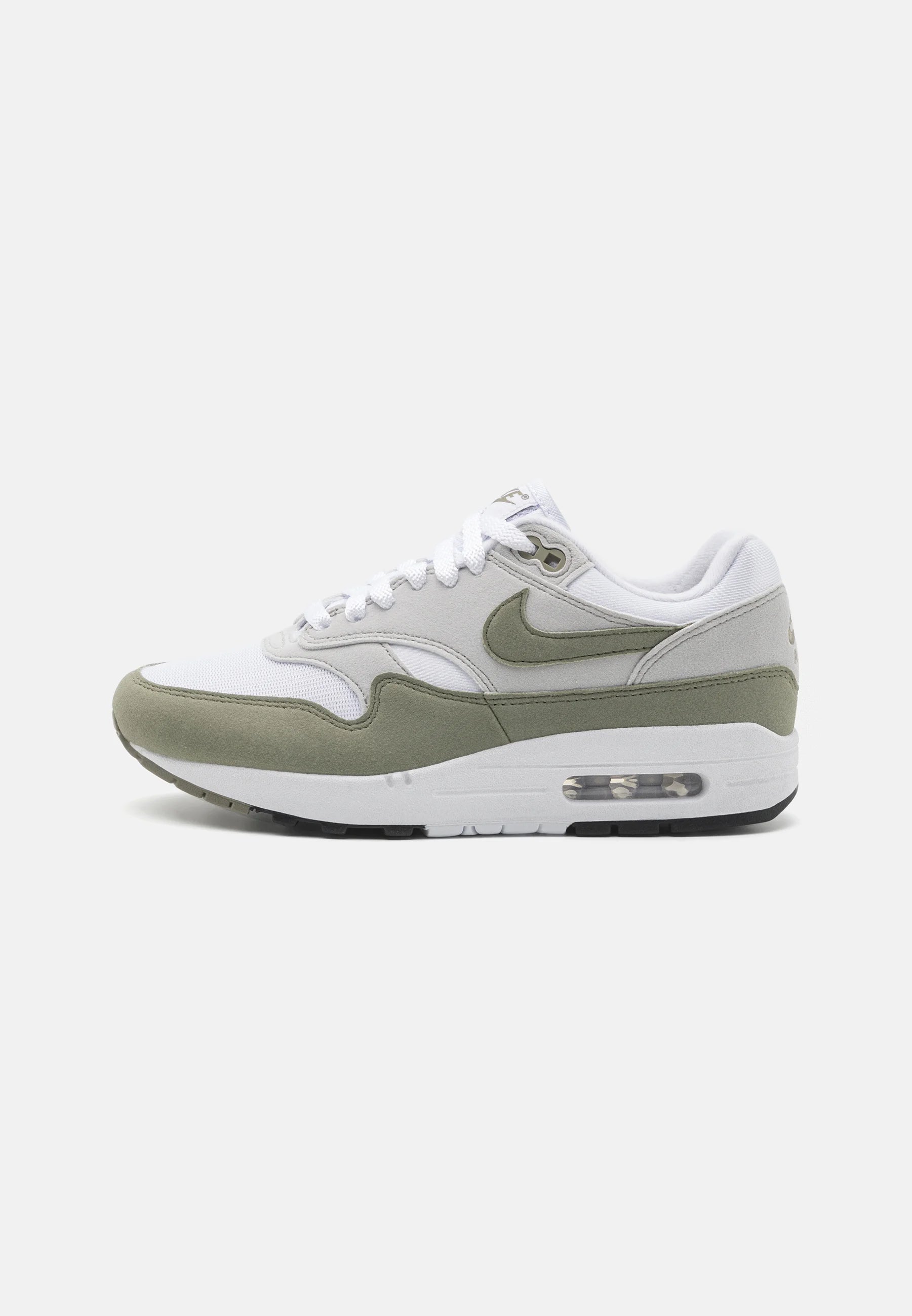 Nike Air max 1 light army green 
De perfekte Air max 1 fra Nike af. Disse sneakers går godt til de fleste outfits. De er sikrede at få dig til at skille dig ud. Perfekte Sneakers til enhver lejlighed
set fra siden