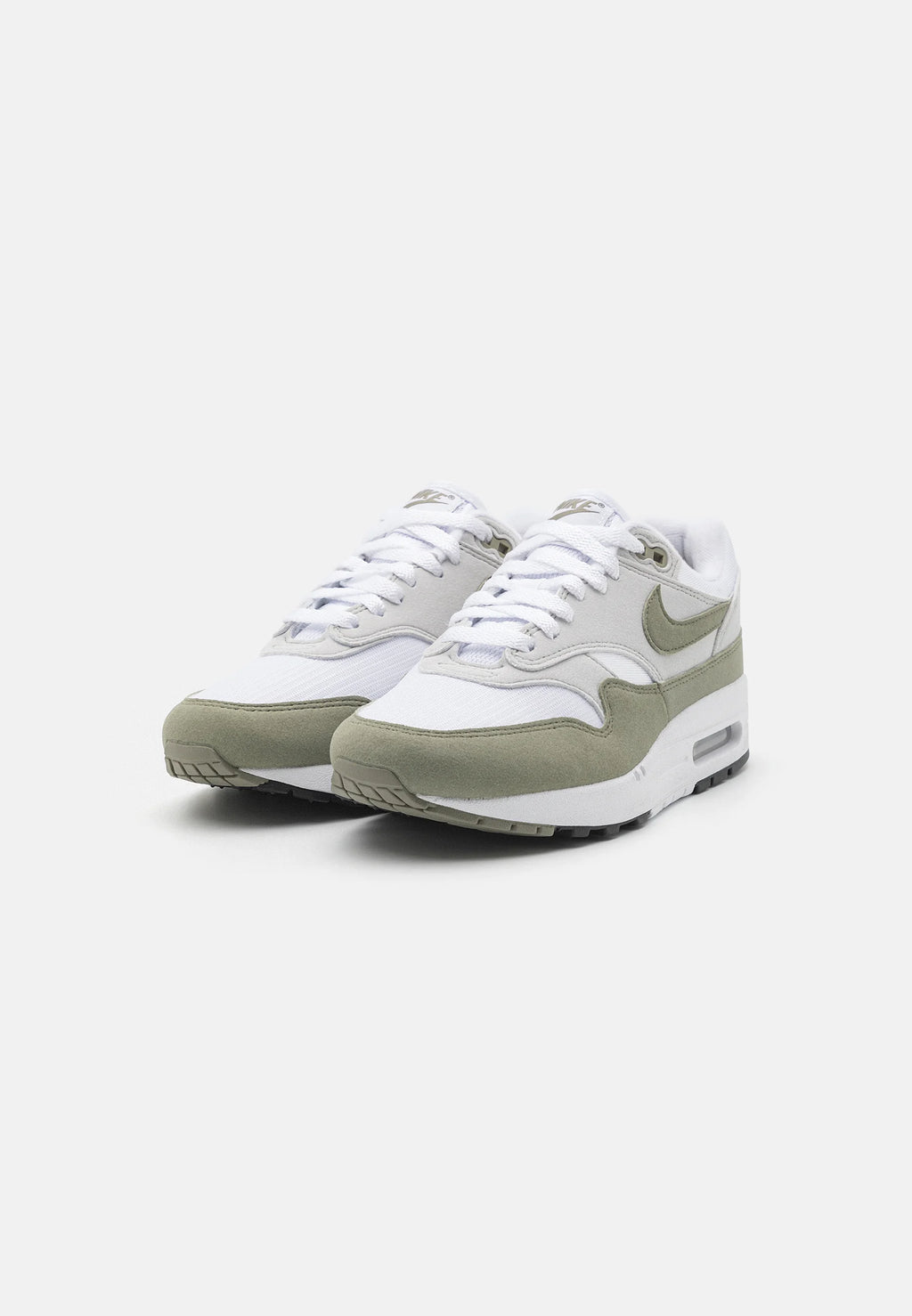 Nike Air max 1 light army green 
De perfekte Air max 1 fra Nike af. Disse sneakers går godt til de fleste outfits. De er sikrede at få dig til at skille dig ud. Perfekte Sneakers til enhver lejlighed
set fra siden