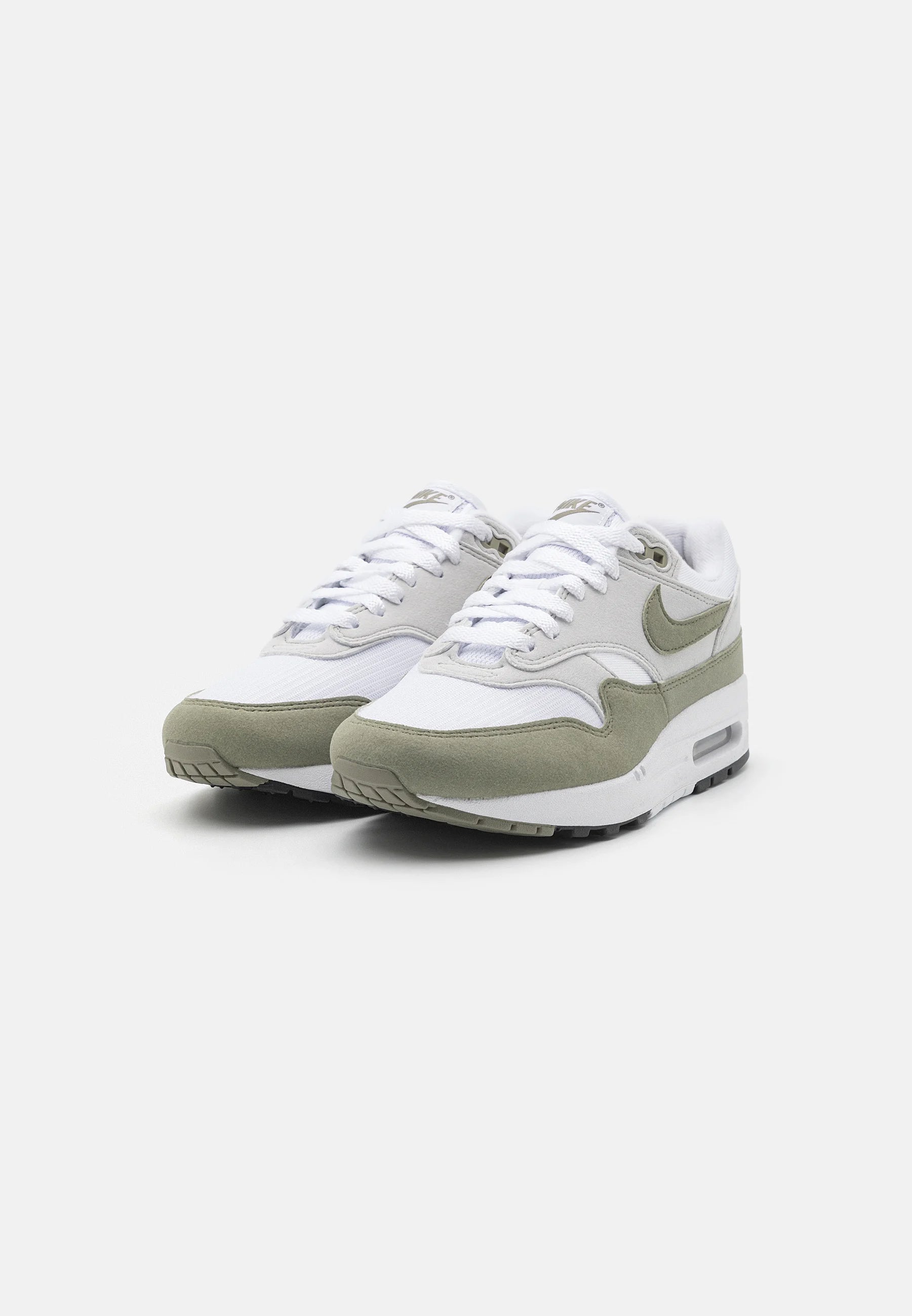 Nike Air max 1 light army green 
De perfekte Air max 1 fra Nike af. Disse sneakers går godt til de fleste outfits. De er sikrede at få dig til at skille dig ud. Perfekte Sneakers til enhver lejlighed
set fra siden