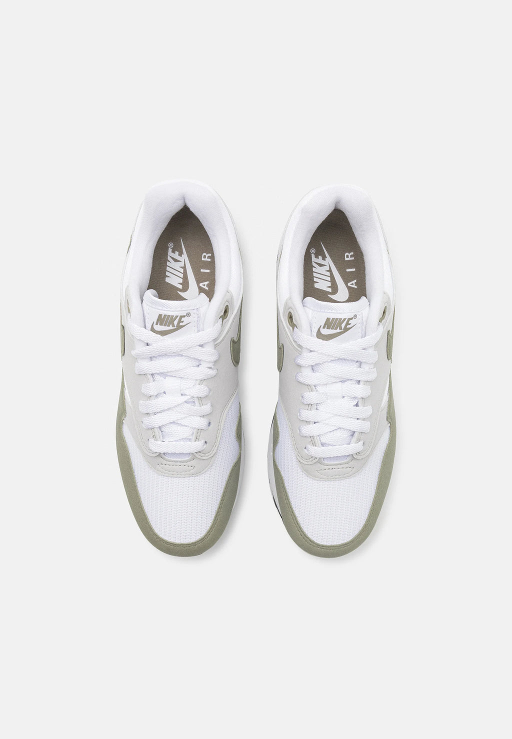 Nike Air max 1 light army green 
De perfekte Air max 1 fra Nike af. Disse sneakers går godt til de fleste outfits. De er sikrede at få dig til at skille dig ud. Perfekte Sneakers til enhver lejlighed
set fra siden