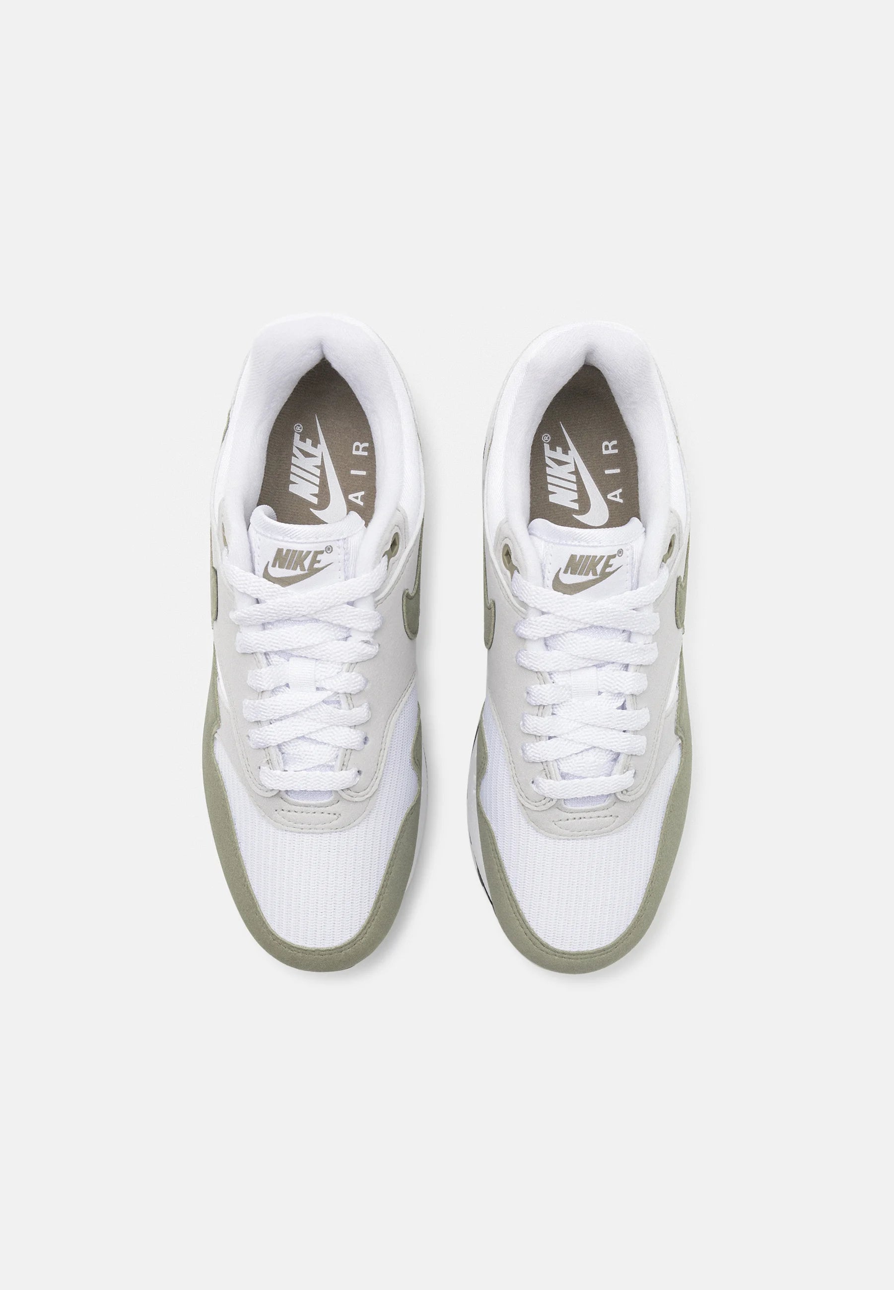 Nike Air max 1 light army green 
De perfekte Air max 1 fra Nike af. Disse sneakers går godt til de fleste outfits. De er sikrede at få dig til at skille dig ud. Perfekte Sneakers til enhver lejlighed
set fra siden