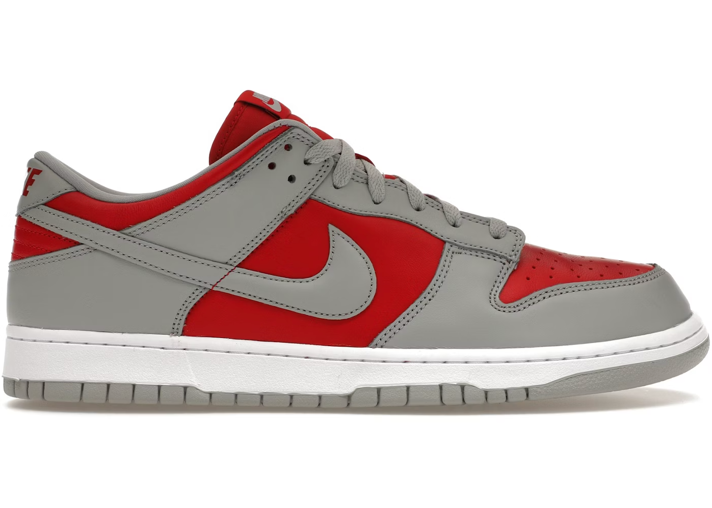 Nike Dunk Low CO.JP Reverse Ultraman – en eksklusiv sneaker fra Nike med rød ruskind og metallic sølv detaljer. Perfekt til streetwear og samlere.
