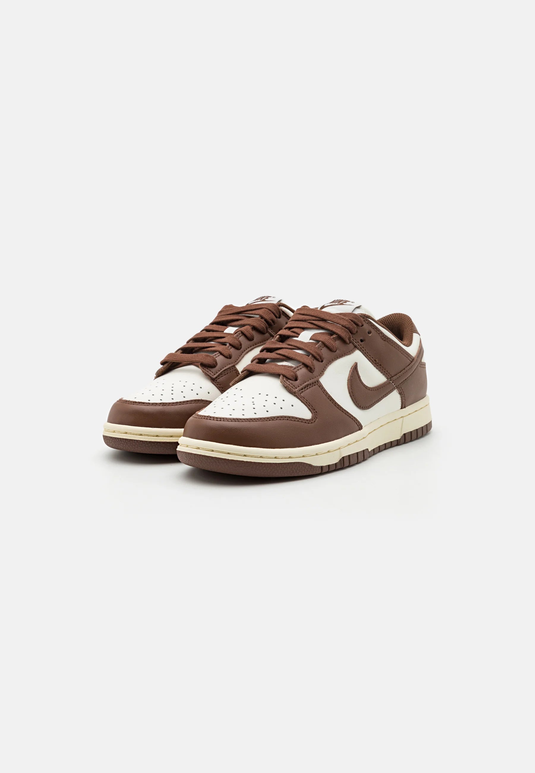 Nike Dunk Low Cacao Wow
En tidsløs klassiker. Sneakeren alle kender. Denne sneaker med sin bløde gummi sål er det perfekte valg til en hver Nike elsker. 