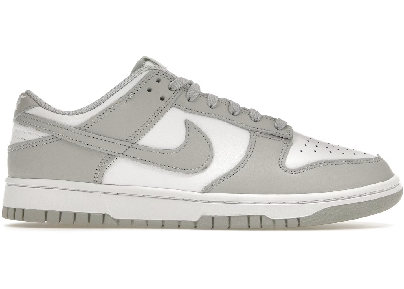 Nike Dunk Low Grey fog 
En tidsløs klassiker. Sneakeren alle kender. Denne sneaker med sin bløde gummi sål er det perfekte valg til en hver Nike elsker. 
