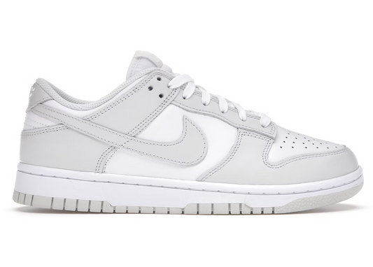 Nike Dunk Low Photon Dust
En tidsløs klassiker. Sneakeren alle kender. Denne sneaker med sin bløde gummi sål er det perfekte valg til en hver Nike elsker. 