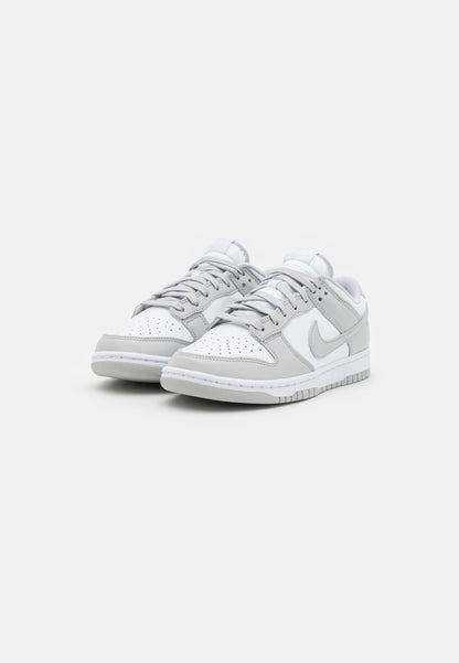 Nike Dunk Low Photon Dust
En tidsløs klassiker. Sneakeren alle kender. Denne sneaker med sin bløde gummi sål er det perfekte valg til en hver Nike elsker. 