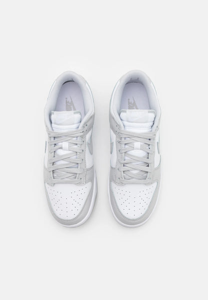 Nike Dunk Low Photon Dust
En tidsløs klassiker. Sneakeren alle kender. Denne sneaker med sin bløde gummi sål er det perfekte valg til en hver Nike elsker. 