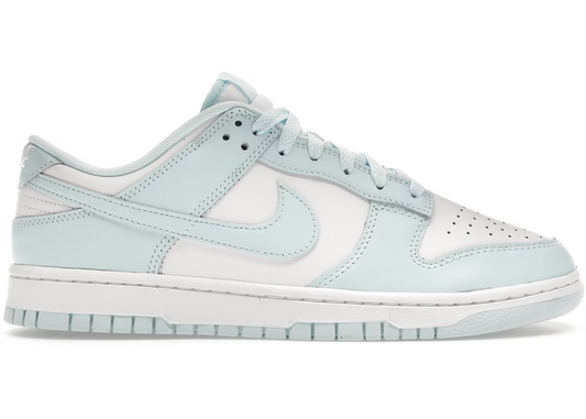 Nike Dunk Low White Glacier Blue
En tidsløs klassiker. Sneakeren alle kender. Denne sneaker med sin bløde gummi sål er det perfekte valg til en hver Nike elsker. 
Set fra siden
