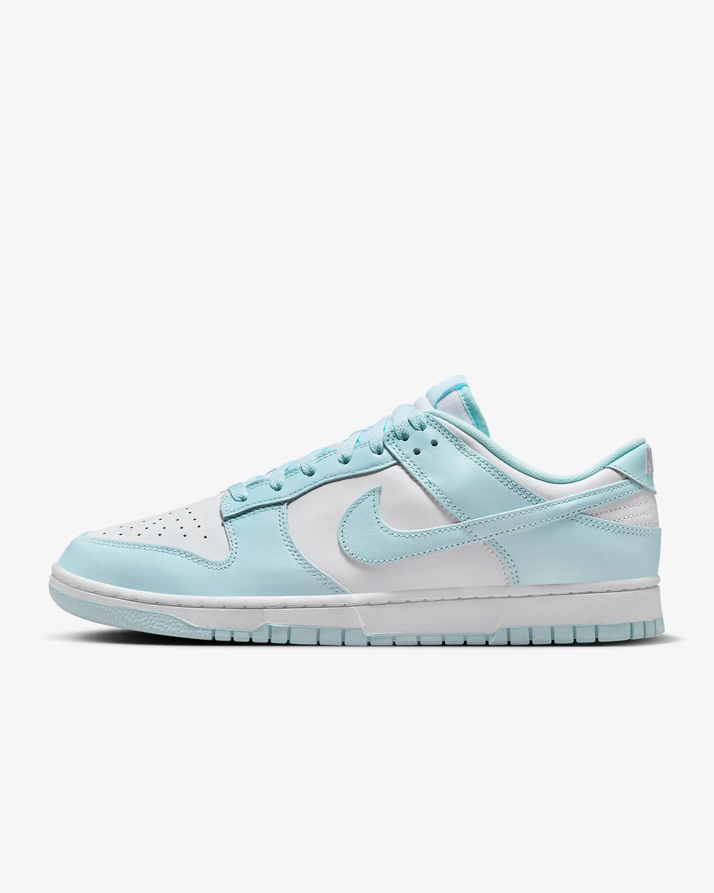 Nike Dunk Low White Glacier Blue
En tidsløs klassiker. Sneakeren alle kender. Denne sneaker med sin bløde gummi sål er det perfekte valg til en hver Nike elsker. 
Set fra siden