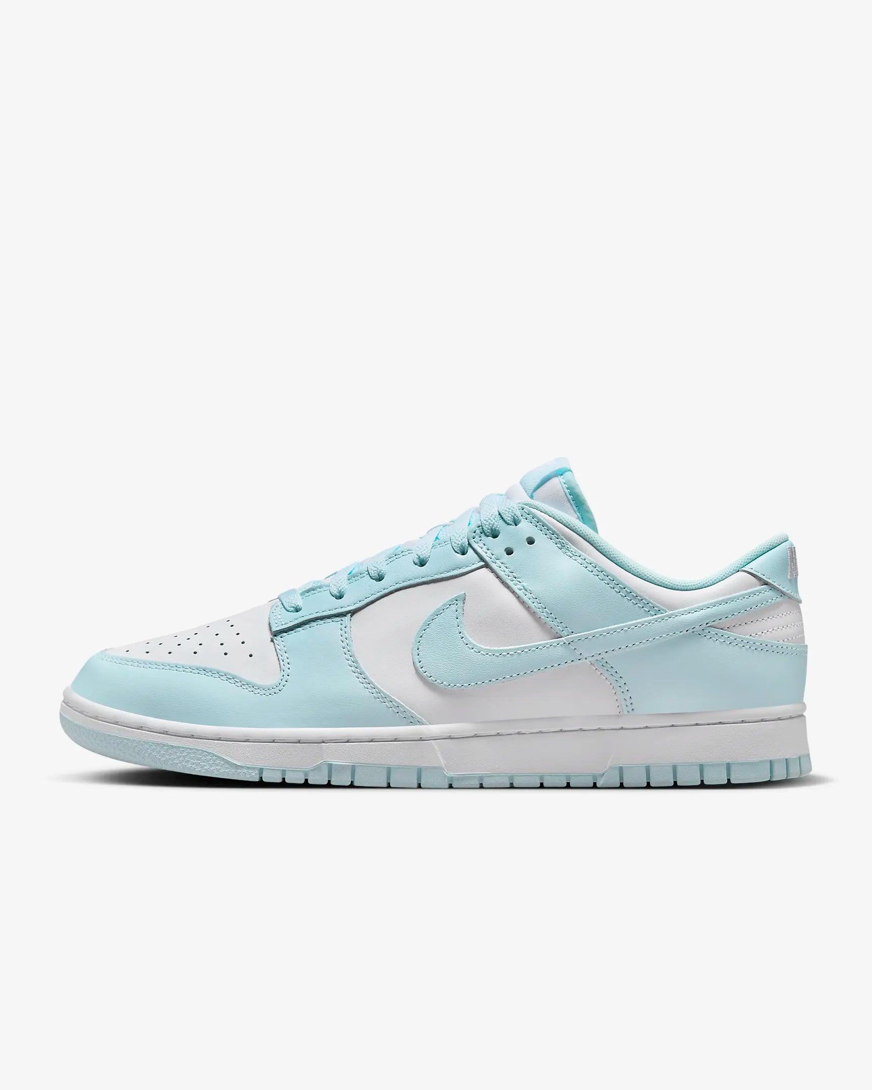 Nike Dunk Low White Glacier Blue
En tidsløs klassiker. Sneakeren alle kender. Denne sneaker med sin bløde gummi sål er det perfekte valg til en hver Nike elsker. 
Set fra siden
