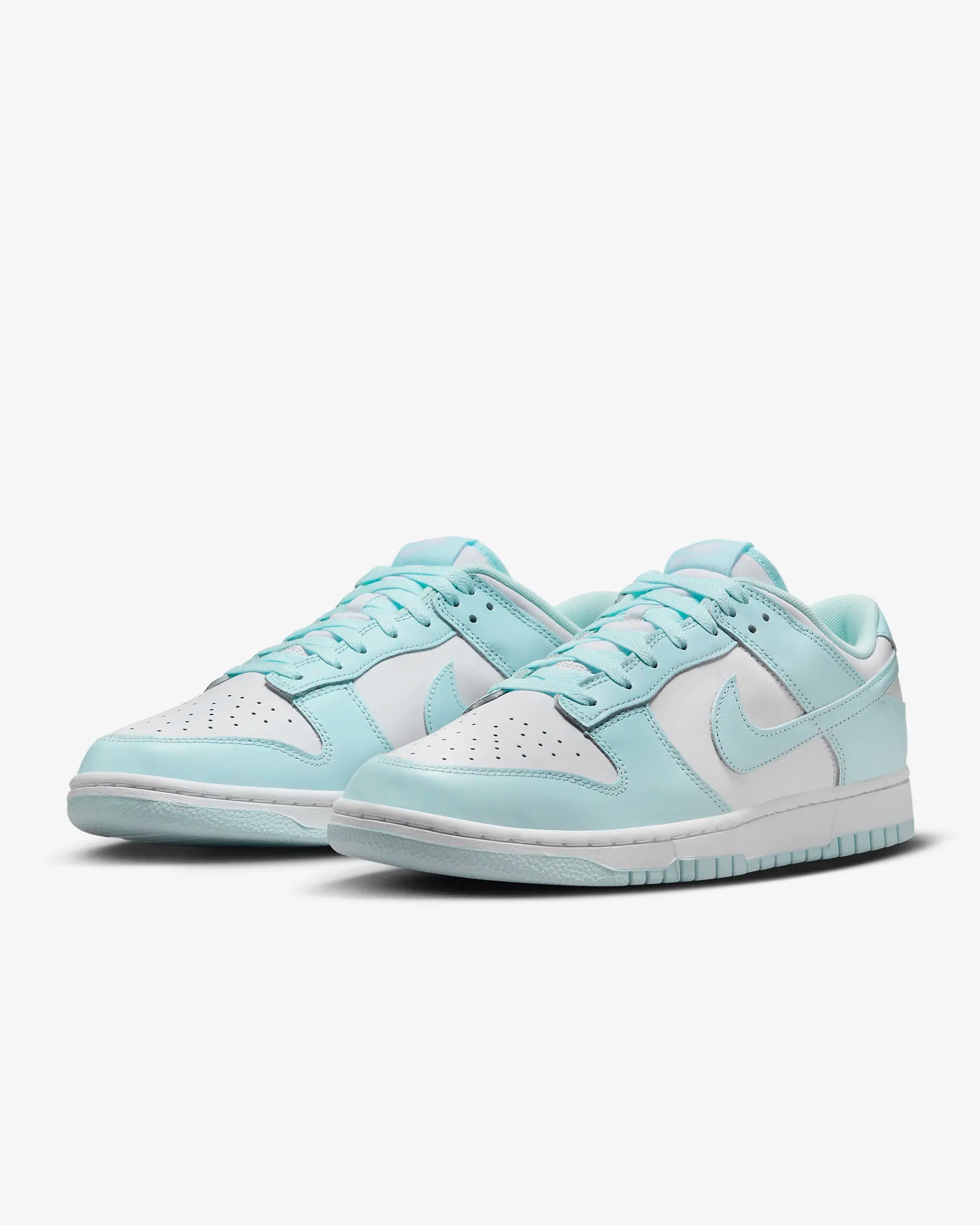 Nike Dunk Low White Glacier Blue
En tidsløs klassiker. Sneakeren alle kender. Denne sneaker med sin bløde gummi sål er det perfekte valg til en hver Nike elsker. 