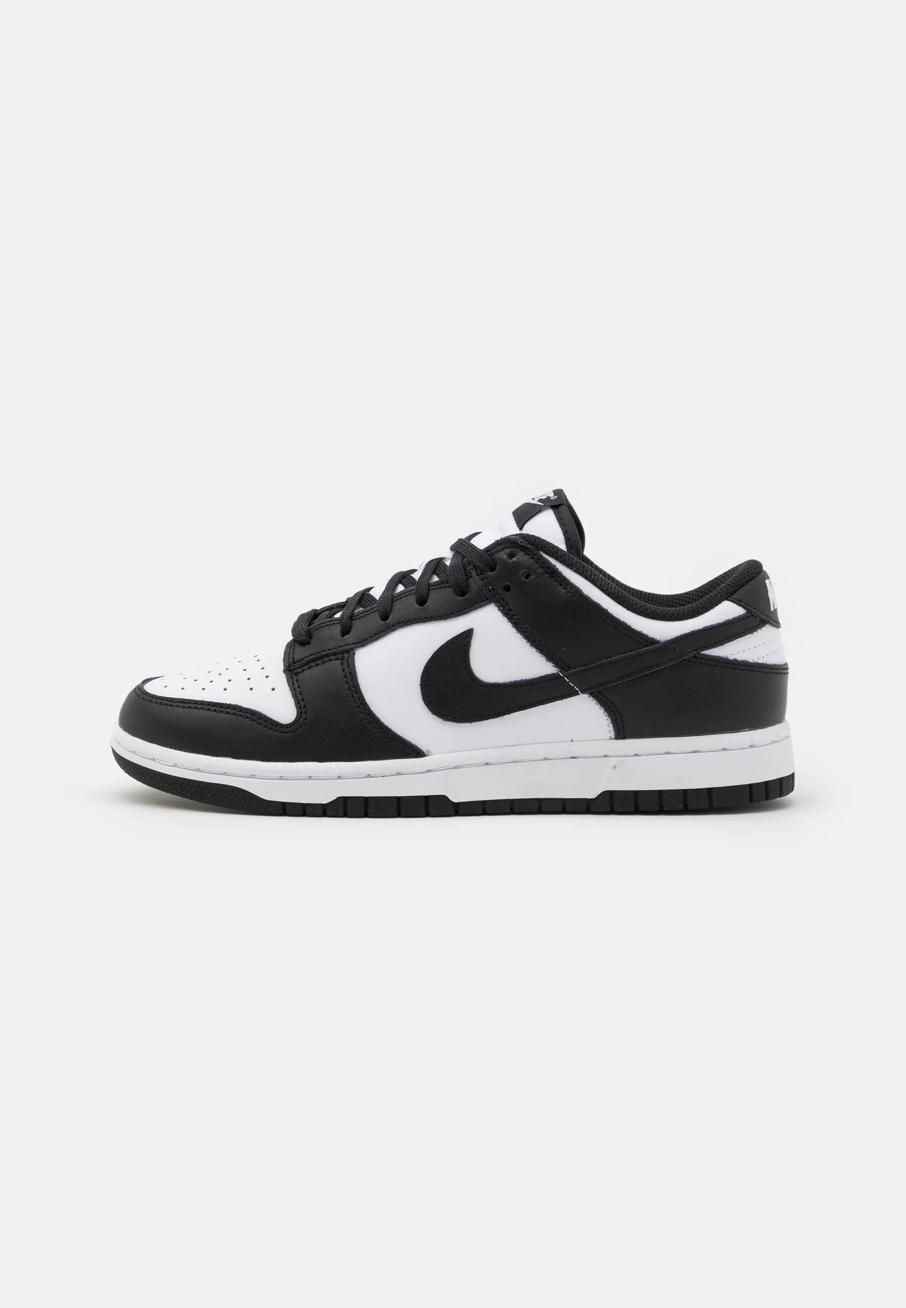 Nike Dunk Low panda
En tidsløs klassiker. Sneakeren alle kender. Denne sneaker med sin bløde gummi sål er det perfekte valg til en hver Nike elsker. 