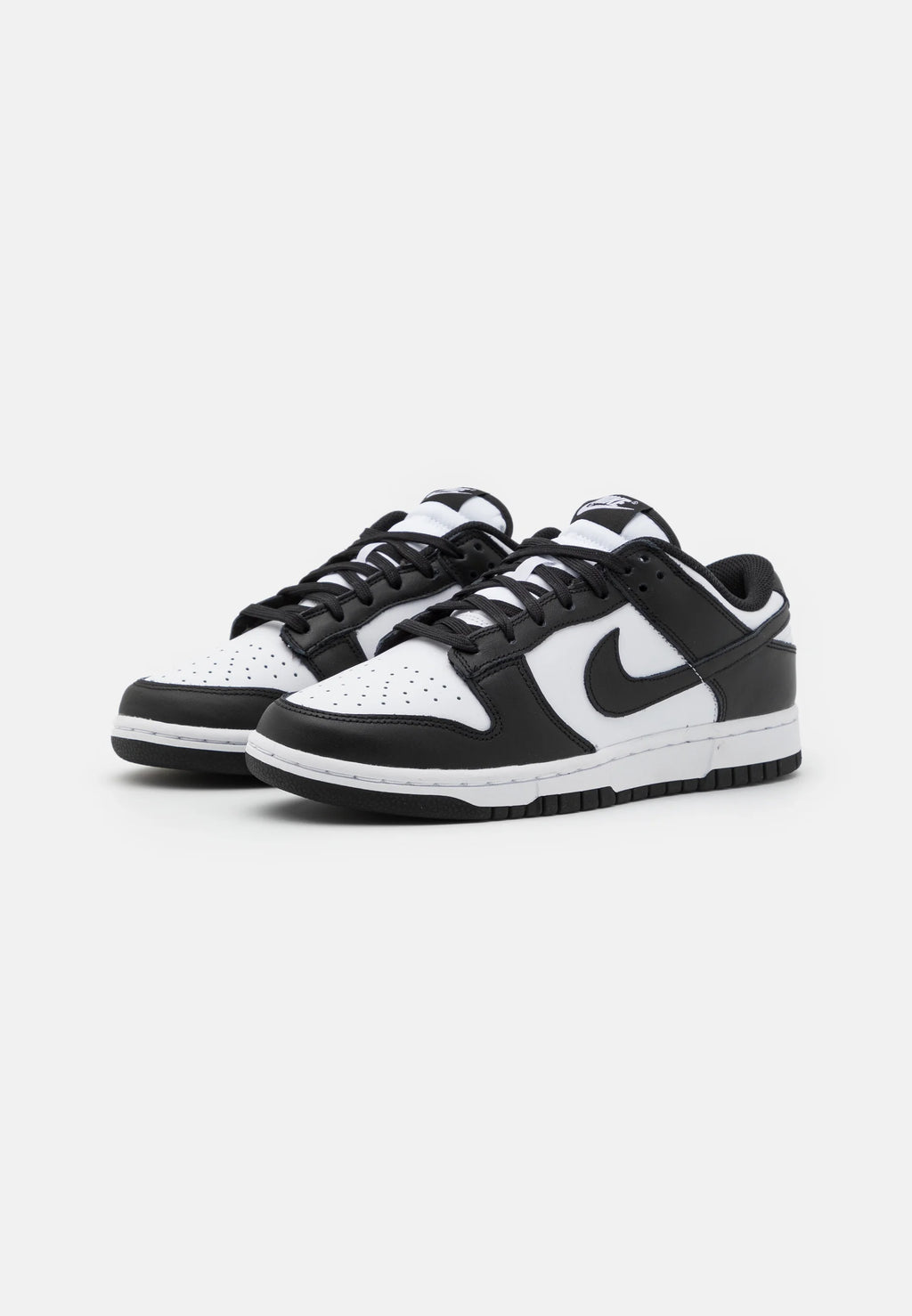 Nike Dunk Low panda
En tidsløs klassiker. Sneakeren alle kender. Denne sneaker med sin bløde gummi sål er det perfekte valg til en hver Nike elsker. 