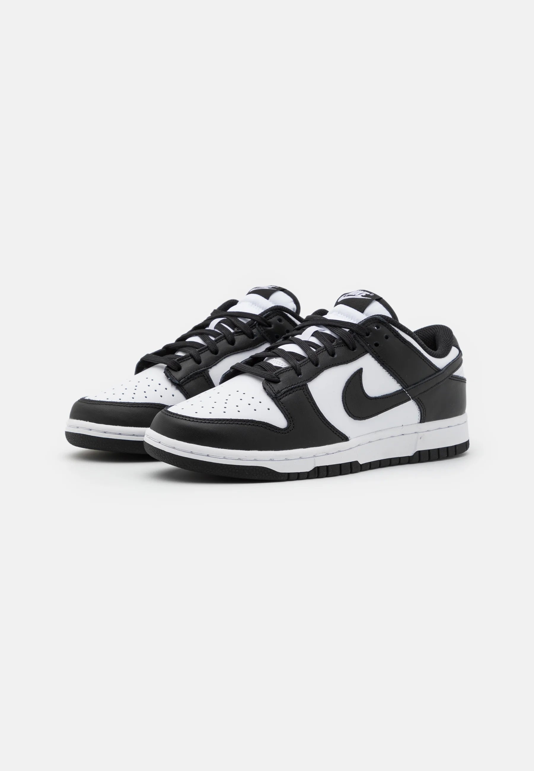Nike Dunk Low panda
En tidsløs klassiker. Sneakeren alle kender. Denne sneaker med sin bløde gummi sål er det perfekte valg til en hver Nike elsker. 