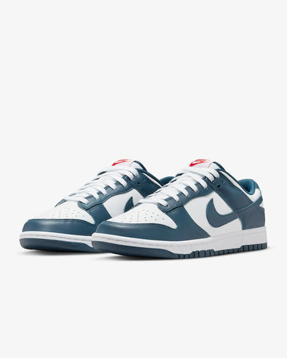 Nike Dunk Low valarian blue
En tidsløs klassiker. Sneakeren alle kender. Denne sneaker med sin bløde gummi sål er det perfekte valg til en hver Nike elsker. 
set sammen