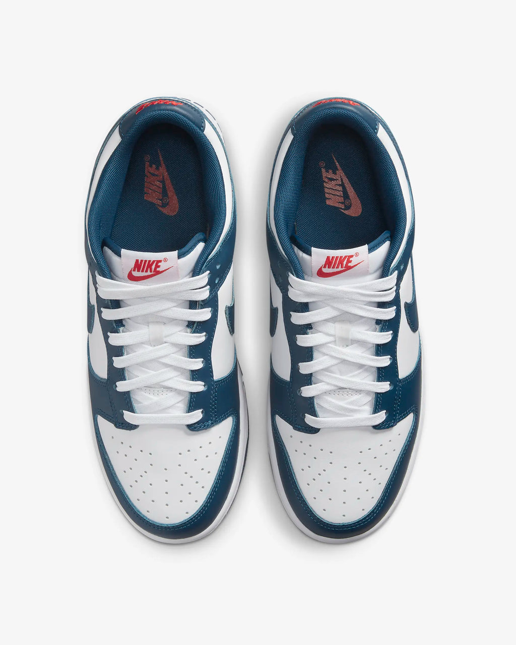 Nike Dunk Low valarian blue
En tidsløs klassiker. Sneakeren alle kender. Denne sneaker med sin bløde gummi sål er det perfekte valg til en hver Nike elsker. 
set fra oven