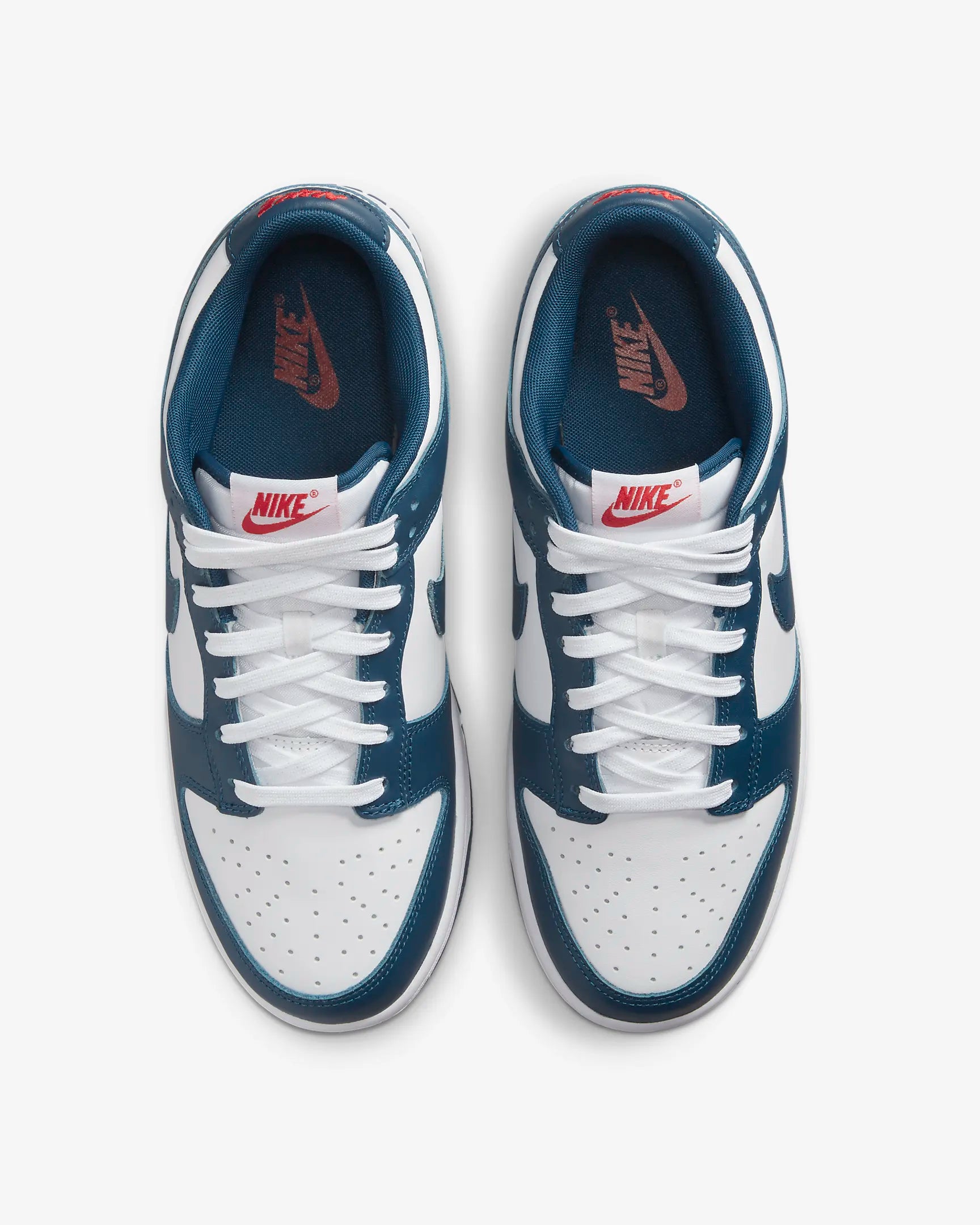 Nike Dunk Low valarian blue
En tidsløs klassiker. Sneakeren alle kender. Denne sneaker med sin bløde gummi sål er det perfekte valg til en hver Nike elsker. 
set fra oven