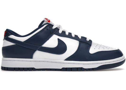 Nike Dunk Low valarian blue
En tidsløs klassiker. Sneakeren alle kender. Denne sneaker med sin bløde gummi sål er det perfekte valg til en hver Nike elsker. 
Set fra siden