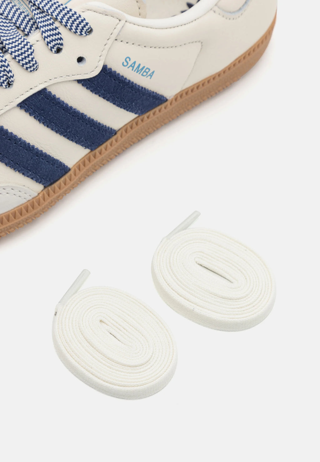 Samba Og Off White Dark Blue
En meget eksklusiv sneaker fra adidas, Denne sneaker er det ultimative valg til en hver sneaker elsker. Få adidas samba og off white dark blue idag. 
Set fra siden