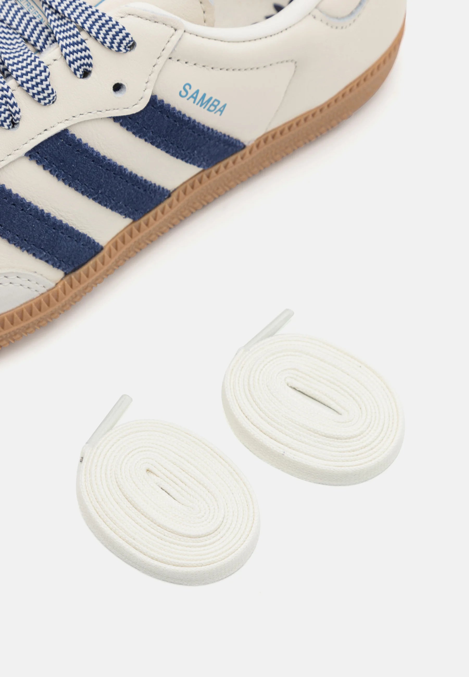 Samba Og Off White Dark Blue
En meget eksklusiv sneaker fra adidas, Denne sneaker er det ultimative valg til en hver sneaker elsker. Få adidas samba og off white dark blue idag. 
Set fra siden