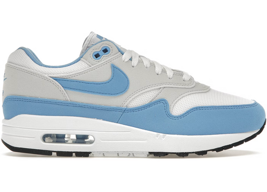 Nike_Air_Max_1_University blue 
De perfekte Air max 1 fra Nike af. Disse sneakers går godt til de fleste outfits. De er sikrede at få dig til at skille dig ud. Perfekte Sneakers til enhver lejlighed
set fra siden
