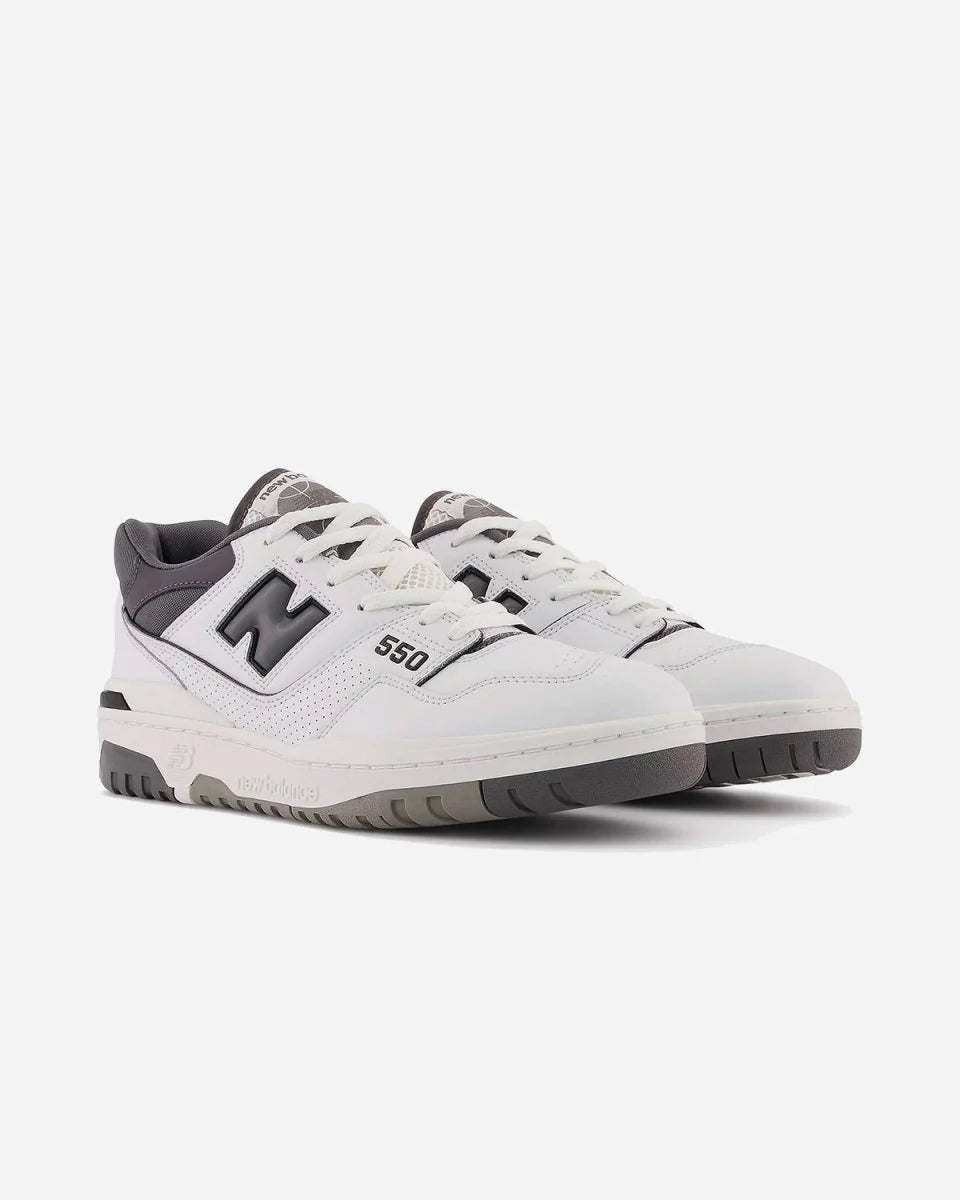 New Balance 550 “White Grey Dark Grey”
set fra fronten
